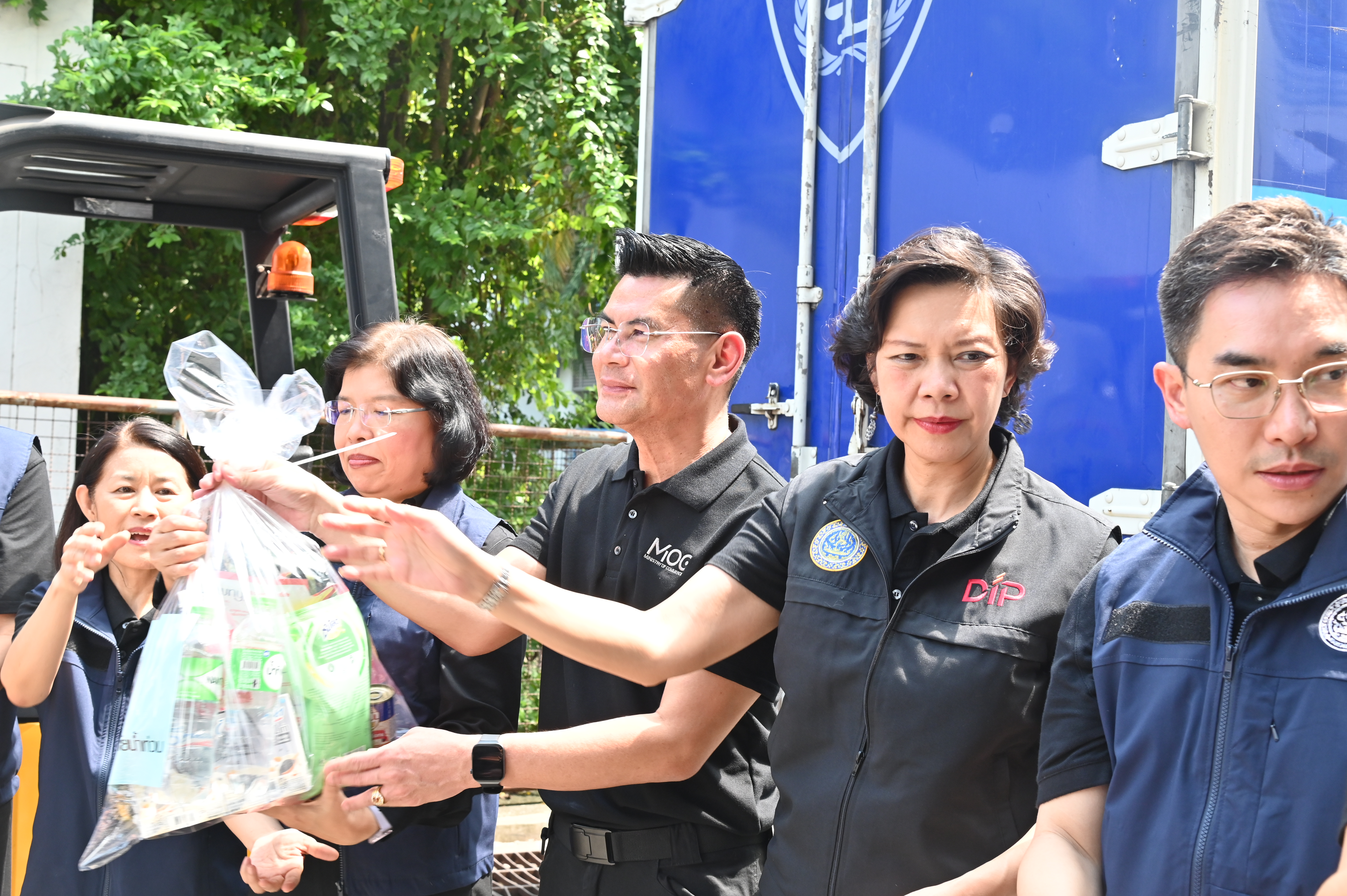 “พาณิชย์” บรรจุถุงยังชีพ เพื่อเตรียมส่งมอบให้ผู้ประสบภัยน้ำท่วมจังหวัดปราจีนบุรี