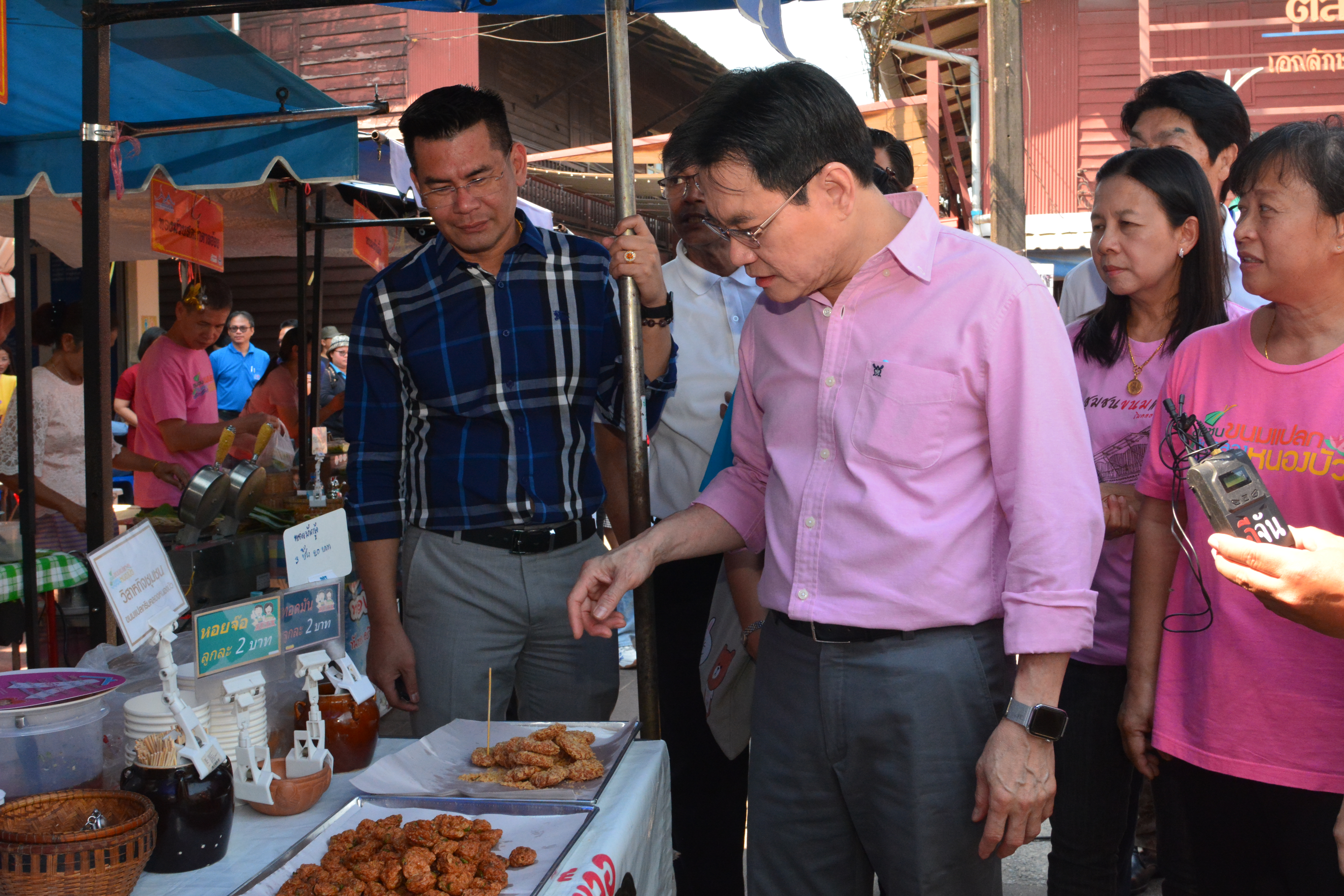 การเยี่ยมชมและติดตามสถานการณ์ราคาสินค้า  ณ ตลาดชุมชนขนมแปลกริมคลองหนองบัว