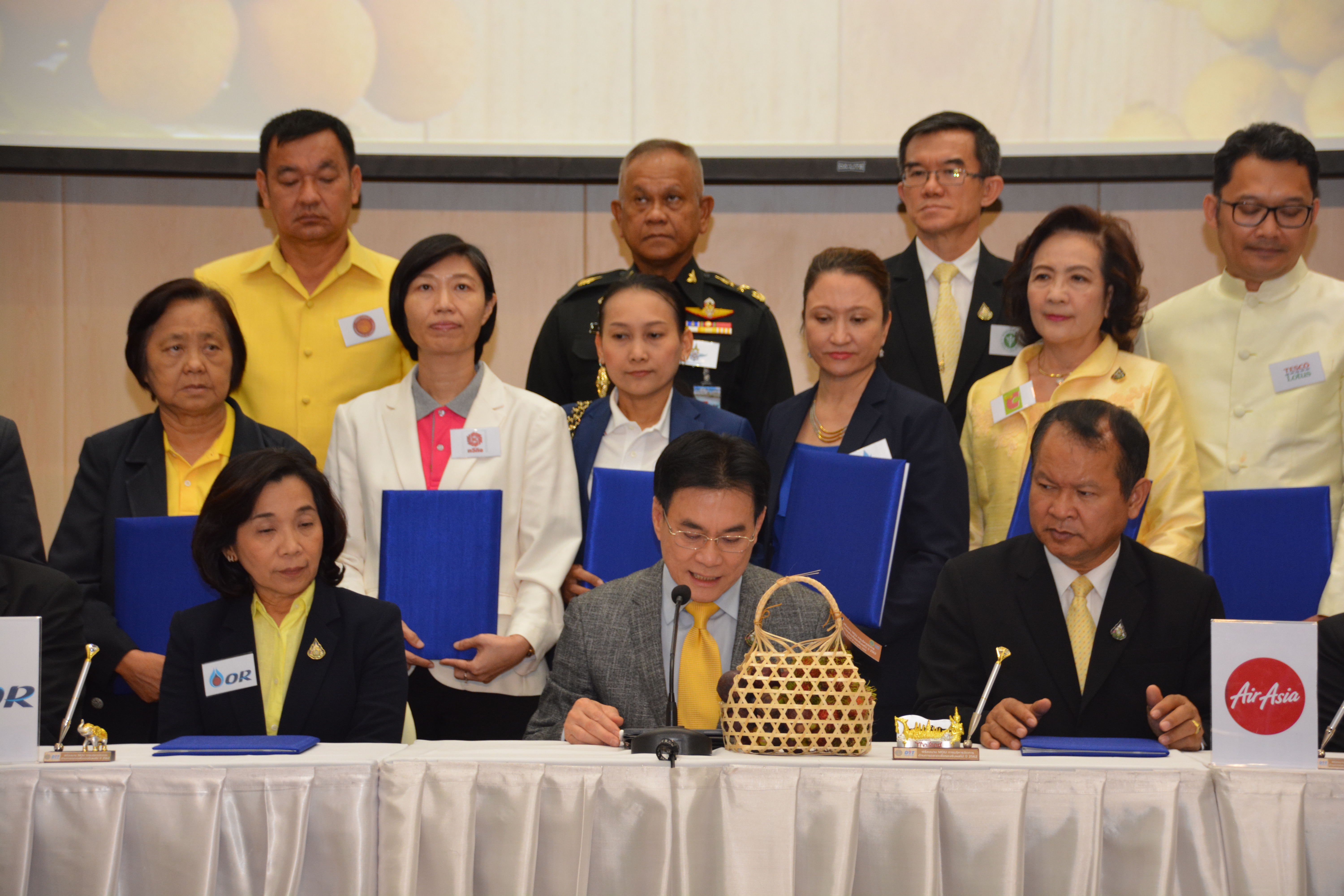 รัฐมนตรีว่าการกระทรวงพาณิชย์ เป็นประธานการประชุมและพิธีลงนาม MOU การบริหารจัดการด้านการตลาดเพื่อรองรับผลไม้ปี 2562
