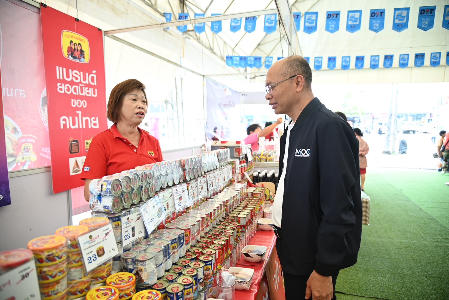 พาณิชย์เปิดงานธงฟ้าราคาประหยัดจ.ชลบุรี