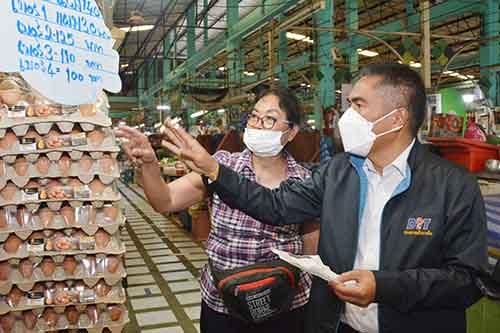 รองอธิบดีตรวจติดตามสถานการณ์ราคาไข่ไก่ 