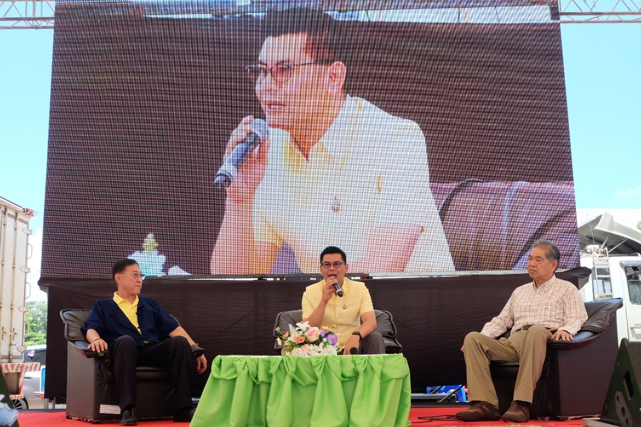 รองอธิบดีร่วมงานเกษตรสัมพันธ์ "มัน ใหญ่ มาก"