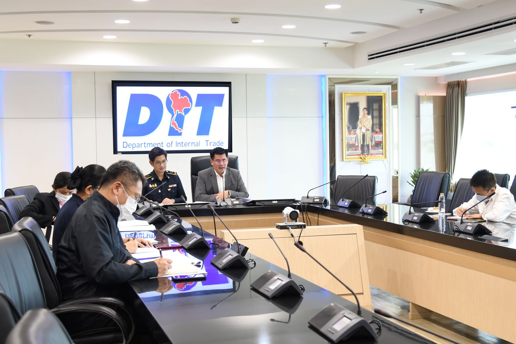 อธิบดีกรมการค้าภายใน แถลงข่าวราคาสินค้า  ผ่านระบบ Zoom Meeting