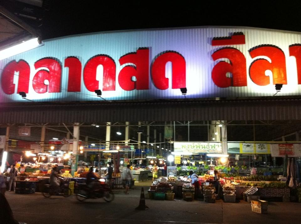 22926_ด้านหน้าตลาด.jpg