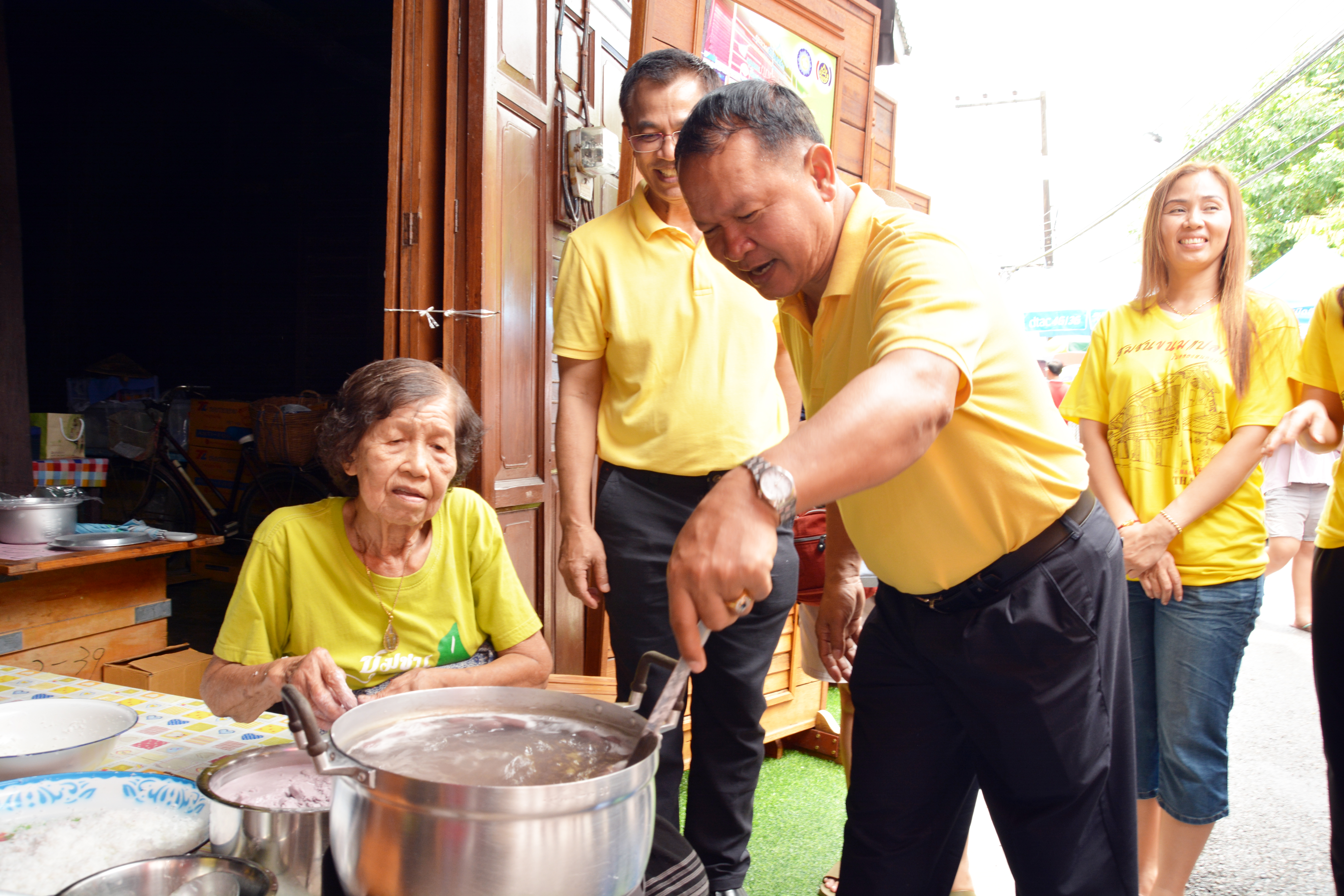 อธิบดีกรมการค้าภายใน ลงพื้นที่ติดตามสถานการณ์การจำหน่ายผลไม้