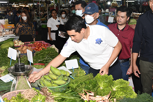 พาณิชย์ตรวจตลาด การซื้อขายคึกคัก ย้ำคุมเข้มช่วงสงกรานต์