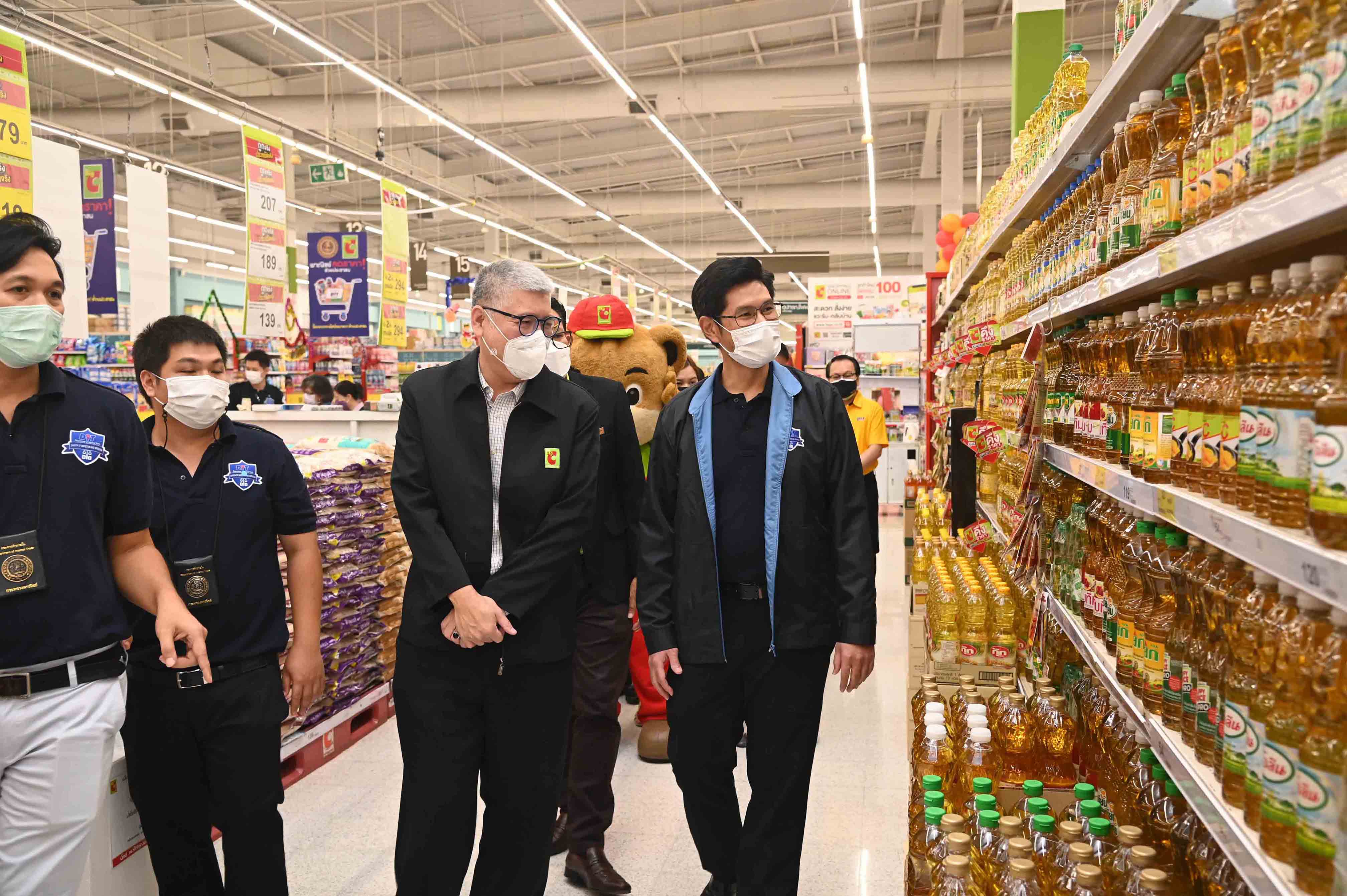 รองอธิบดีกรมการค้าภายใน ตรวจสอบกระเช้าของขวัญ