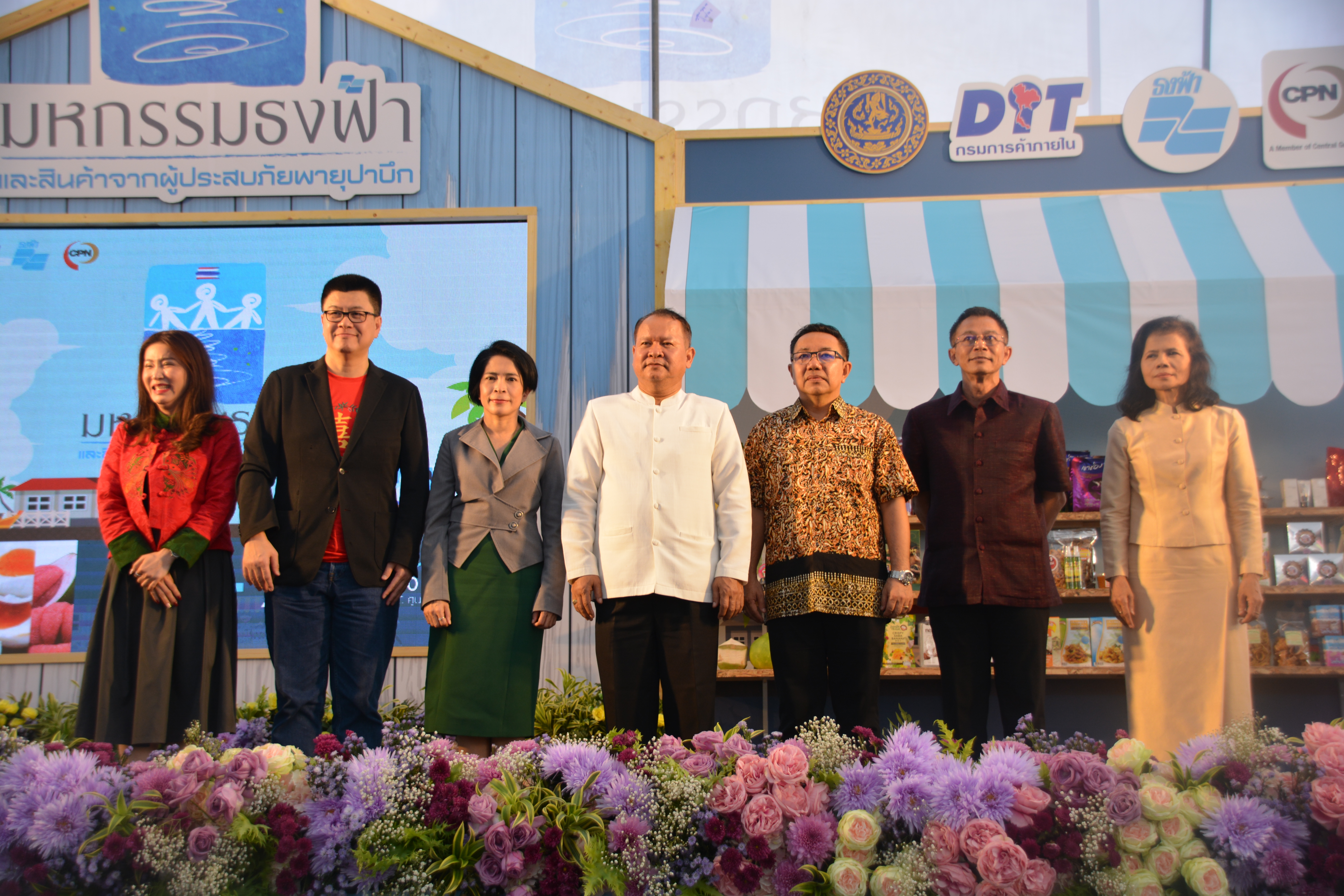 มหกรรมจำหน่ายสินค้าชุมชนซับน้ำตาผู้ประสบภัยชาวใต้ ช่วยสร้างรายได้ให้ผู้ประสบภัยพายุปาบึก