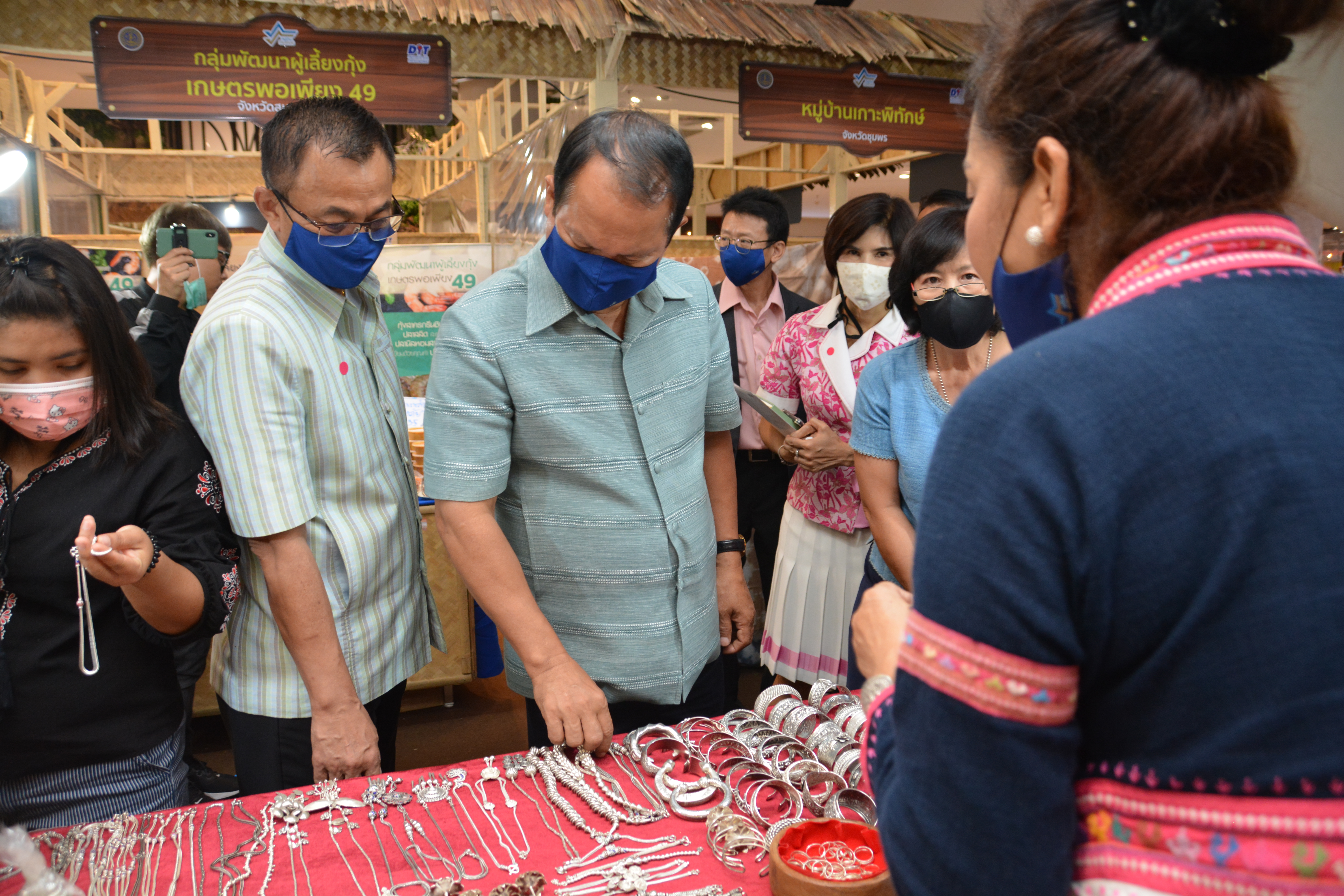 อธิบดีเปิดงาน “การจัดแสดงและจำหน่ายสินค้าของหมู่บ้านทำมาค้าขาย”