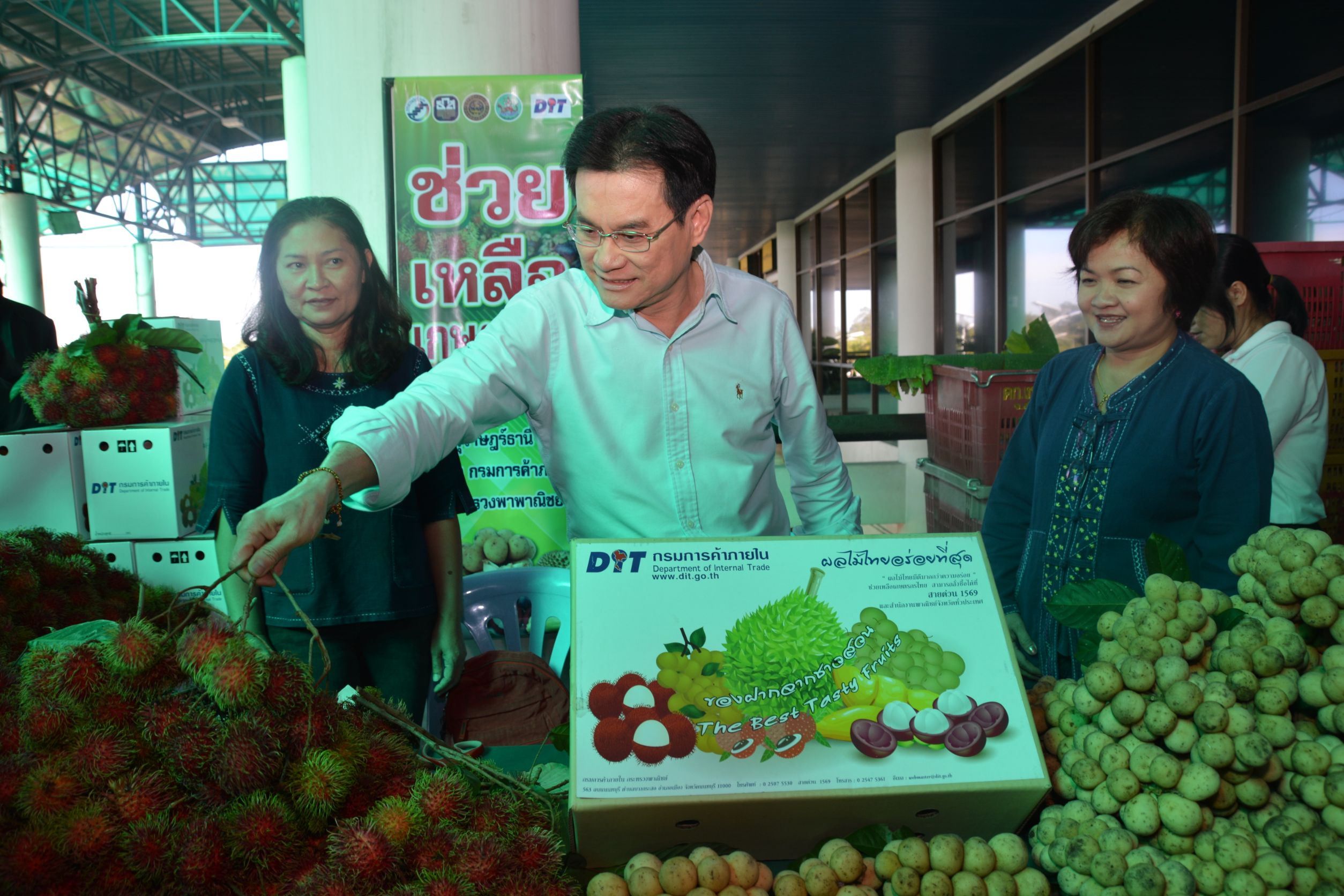 รัฐมนตรีว่าการกระทรวงพาณิชย์ลงพื้นที่ติดตามการดำเนินการให้บริการกล่องบรรจุผลไม้