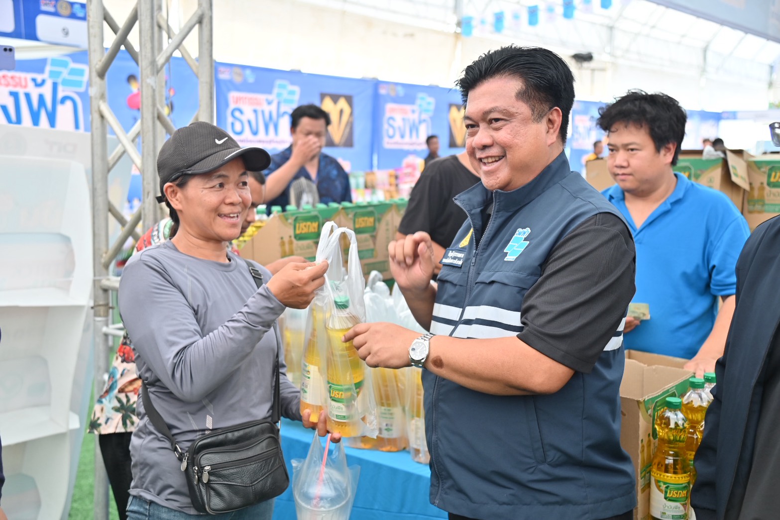 ข่าวเลขที่ 96/2569 “พาณิชย์” ลุยลดค่าครองชีพประชาชน-ช่วยผู้ประกอบการ ยกทัพสินค้าราคาประหยัด จำหน่ายสินค้าราคาประหยัดให้พี่น้องชาวกาญจนบุรีในงาน “มหกรรมธงฟ้าขับเคลื่อนเศรษฐกิจภูมิภาค” (24 มีนาคม 2569)