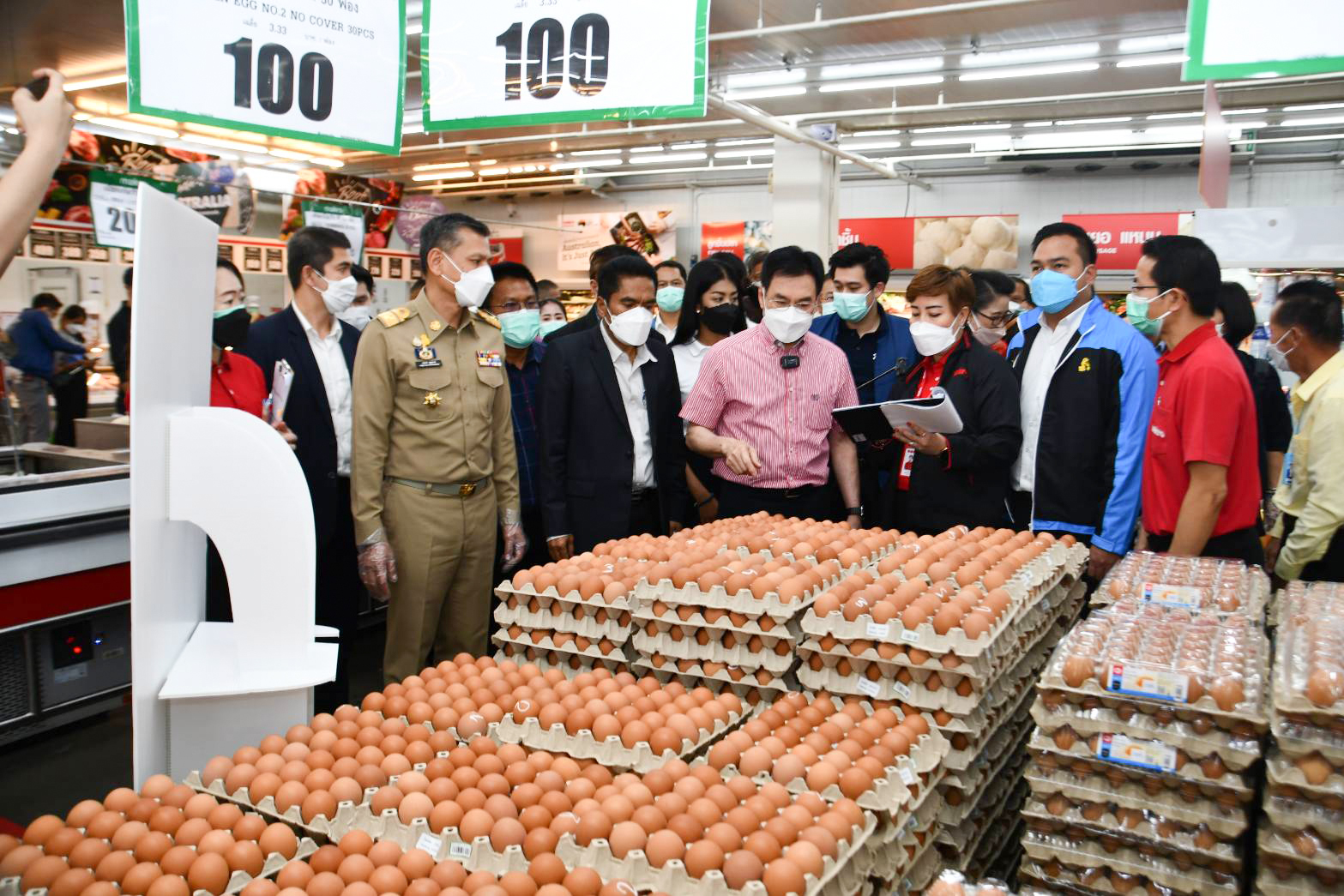 ตรวจเยี่ยมการจำหน่ายสินค้าราคาพิเศษในช่วงเทศกาลตรุษจีน