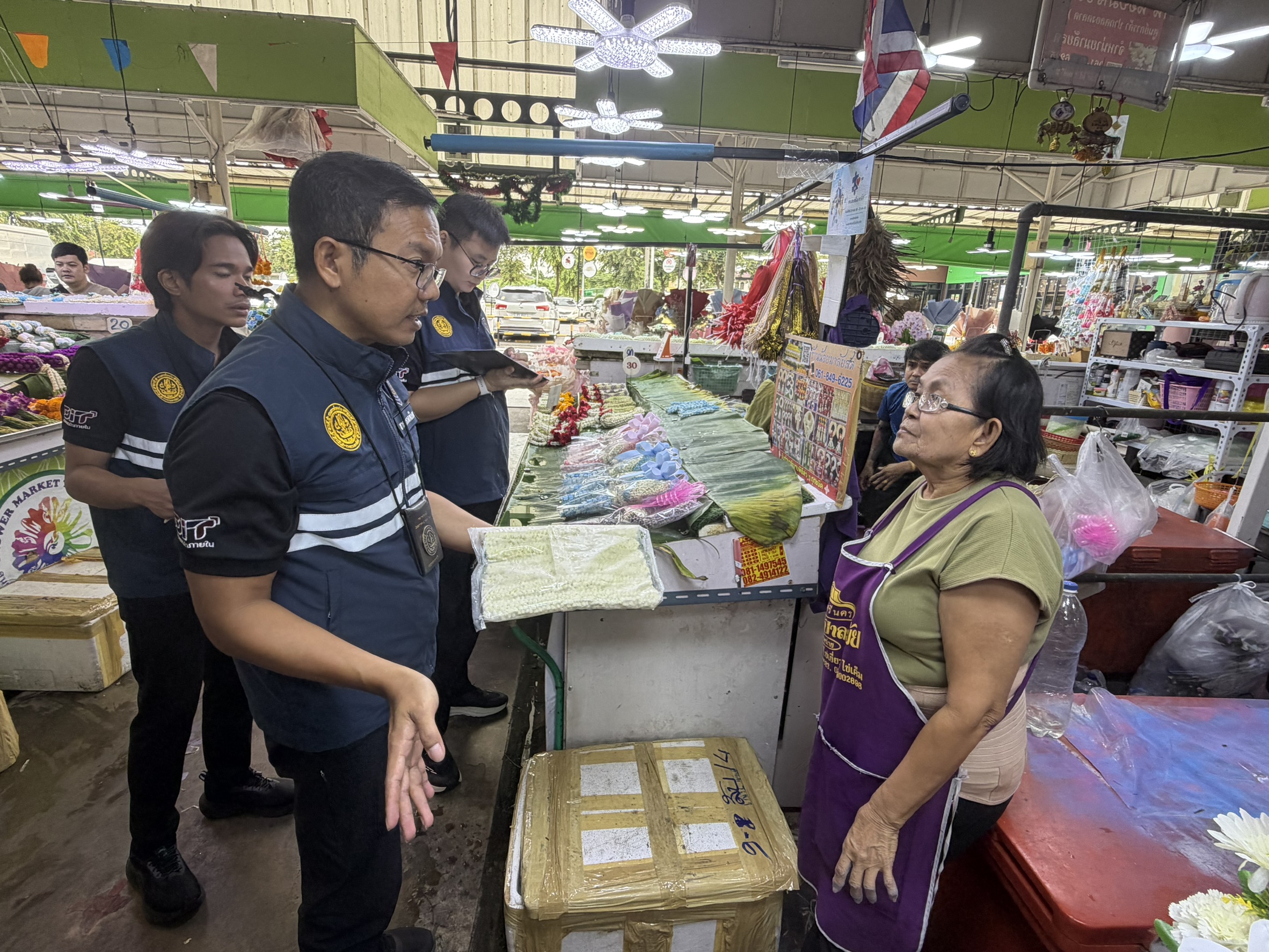 ข่าวเลขที่ 194/2569 กรมการค้าภายในลงพื้นที่ปากคลองตลาด เช็คสถานการณ์มะลิวันแม่ แนะประชาชนเลือกเปรียบเทียบราคา–คุณภาพ จากหลายร้าน ผู้ค้าต้องปิดป้ายชัด จำหน่ายราคาสมเหตุสมผล หากฉวยโอกาสขึ้นราคา ตรวจสอบต้นทุน–ดำเนินการตามกฎหมาย (11 สิงหาคม 2569)