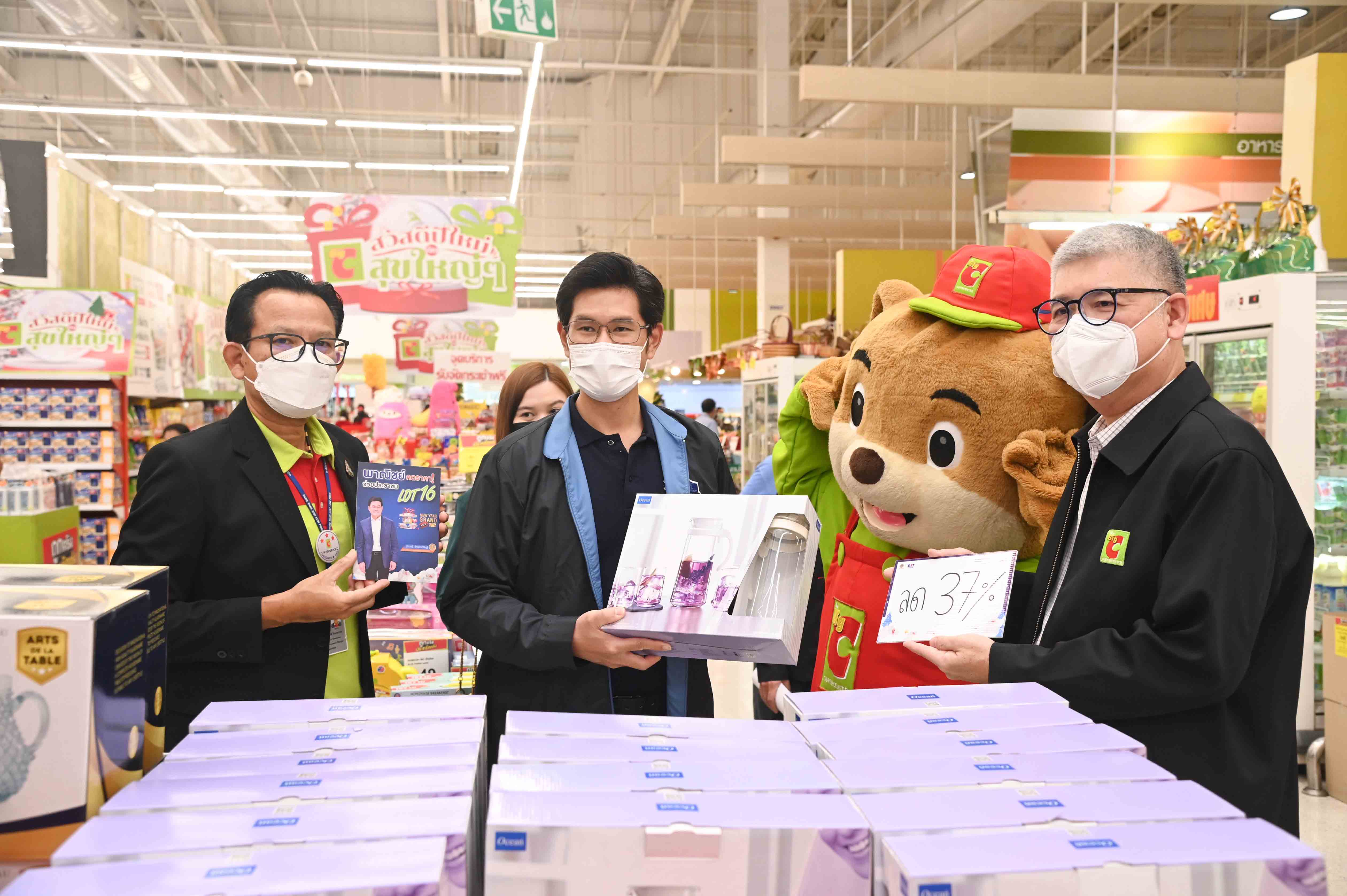 รองอธิบดีกรมการค้าภายใน ตรวจสอบกระเช้าของขวัญ