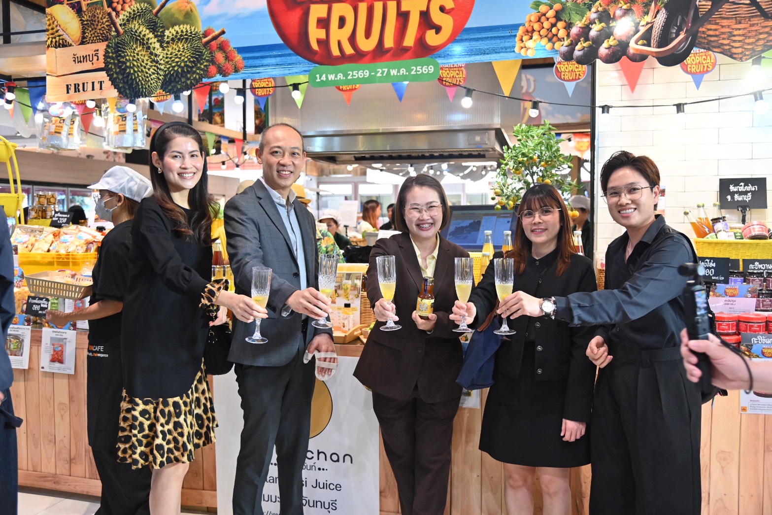 ข่าวเลขที่ 141/2569 พาณิชย์ ยกทัพผลไม้ไทยบุกพารากอน เปิด Thailand : The land of tropical fruits เชิญทูต 15 ประเทศร่วมชิม–ชมศักยภาพผลไม้ไทย ต่อยอดตลาดส่งออก (17 พฤษภาคม 2569)
