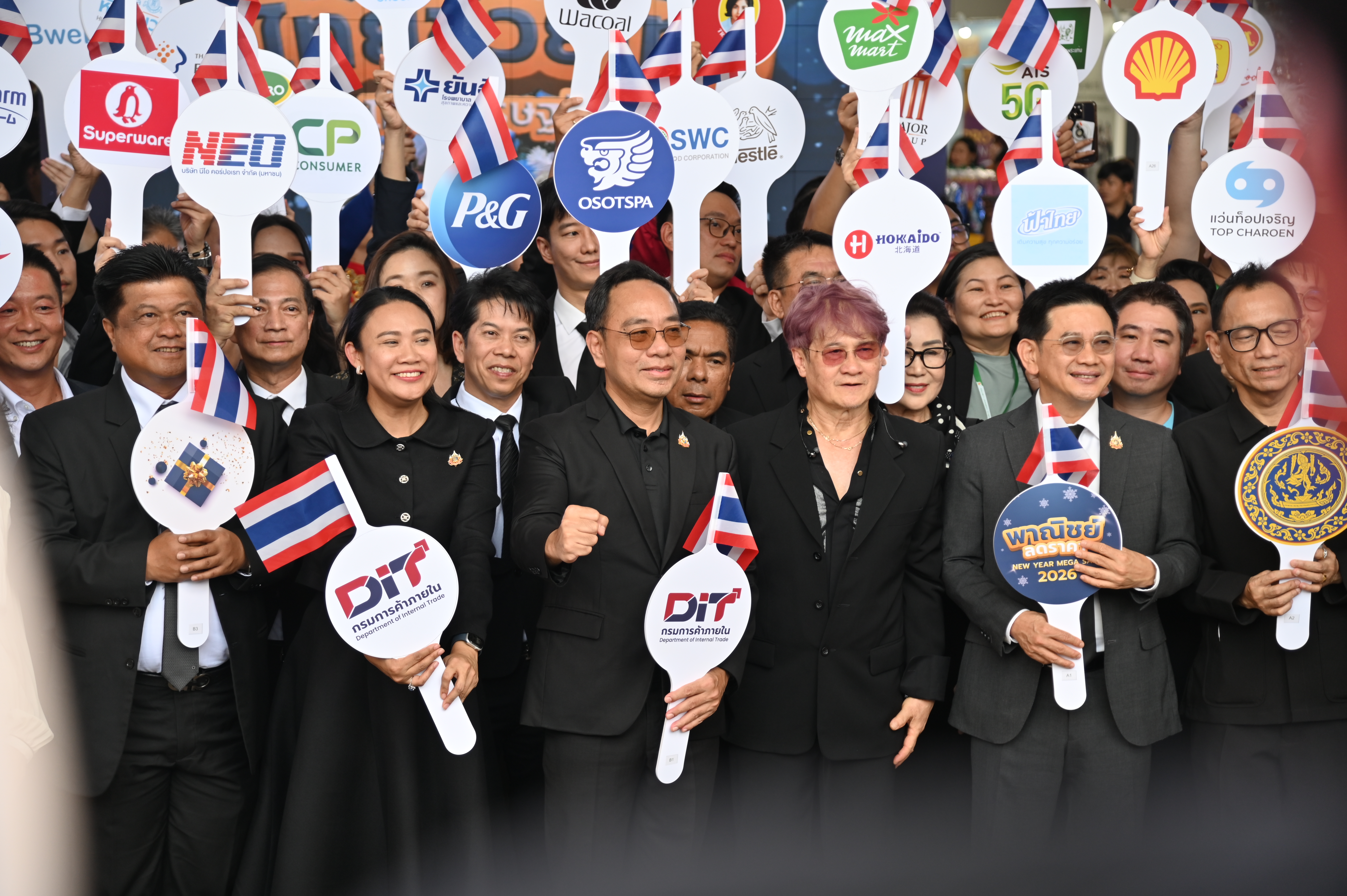 ข่าวเลขที่ 56/2569  พาณิชย์ช่วยไทย เปิดกล่องของขวัญใบใหญ่ “New Year Mega Sale 2026” ลดสูงสุด 80% ต่อเนื่องข้ามปีถึง 2569 มอบเป็นของขวัญปีใหม่ให้ประชาชน เกษตรกร และผู้ประกอบการ คาดลดค่าครองชีพ กว่า 5,000 ล้านบาท (23 ธันวาคม 2568)