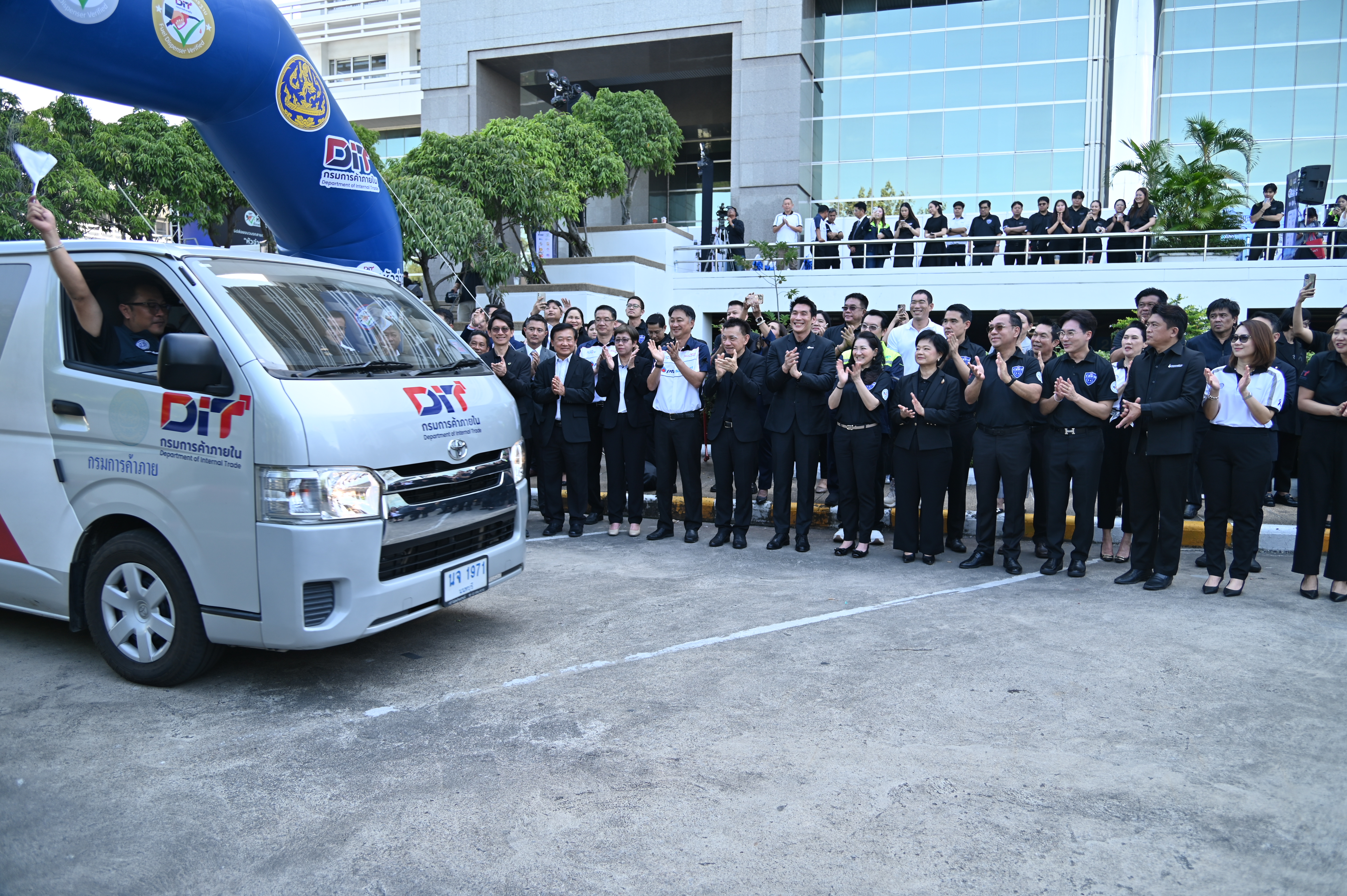 ข่าวเลขที่ 52/2569 พาณิชย์คุมเข้มช่วงเทศกาลปีใหม่ ปล่อยขบวนรถสายตรวจเฉพาะกิจ ตรวจหัวจ่ายน้ำมันทั่วประเทศ ย้ำลดค่าครองชีพ–สร้างความเป็นธรรมตามนโยบายรัฐมนตรีพาณิชย์ (18 ธันวาคม 2568)