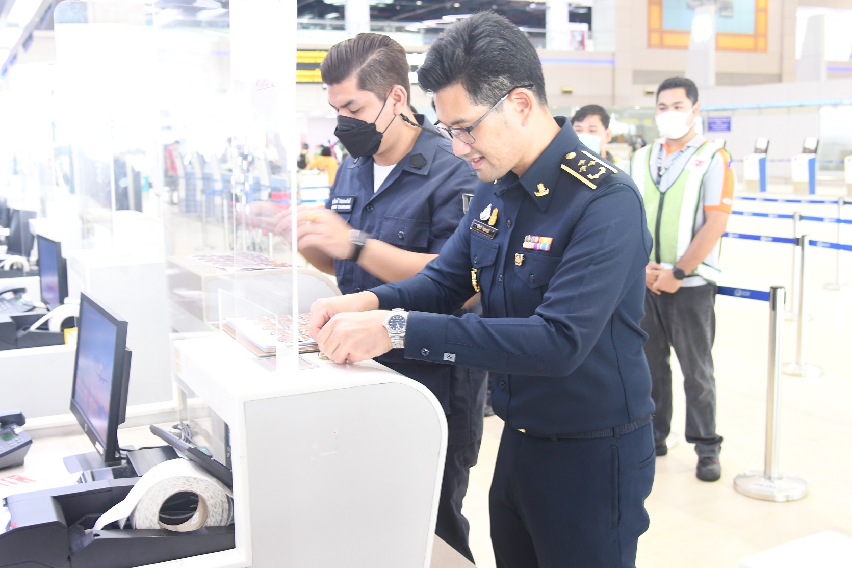 "พาณิชย์" ตรวจสอบการบรรจุก๊าซหุงต้ม และตรวจสอบเครื่องชั่งน้ำหนักกระเป๋าสัมภาระ