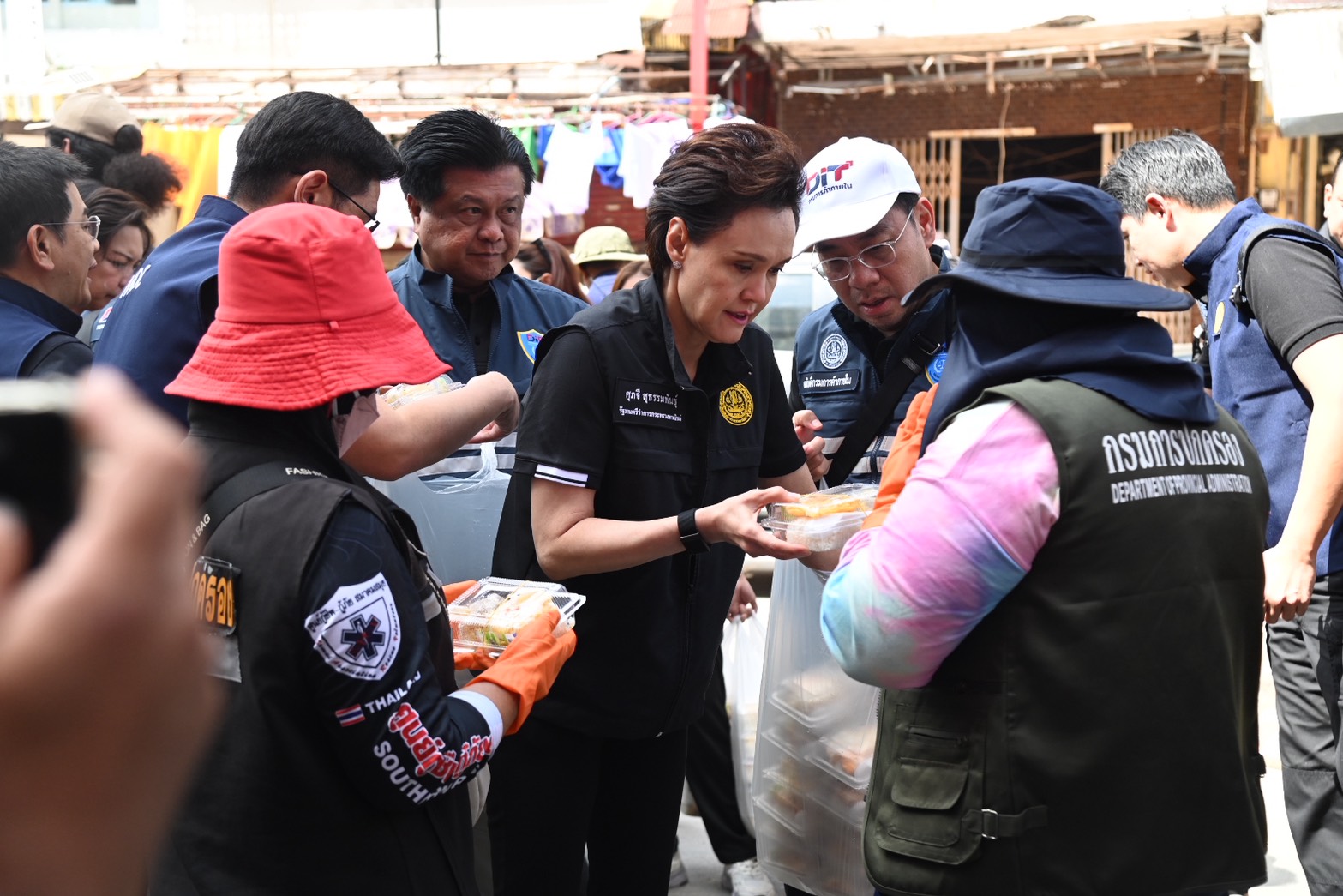 พาณิชย์ ลงพื้นที่ให้กำลังใจหาดใหญ่  มอบสิ่งของจำเป็น ทำความสะอาด พื้นที่สาธารณะ หลังเหตุอุทกภัย