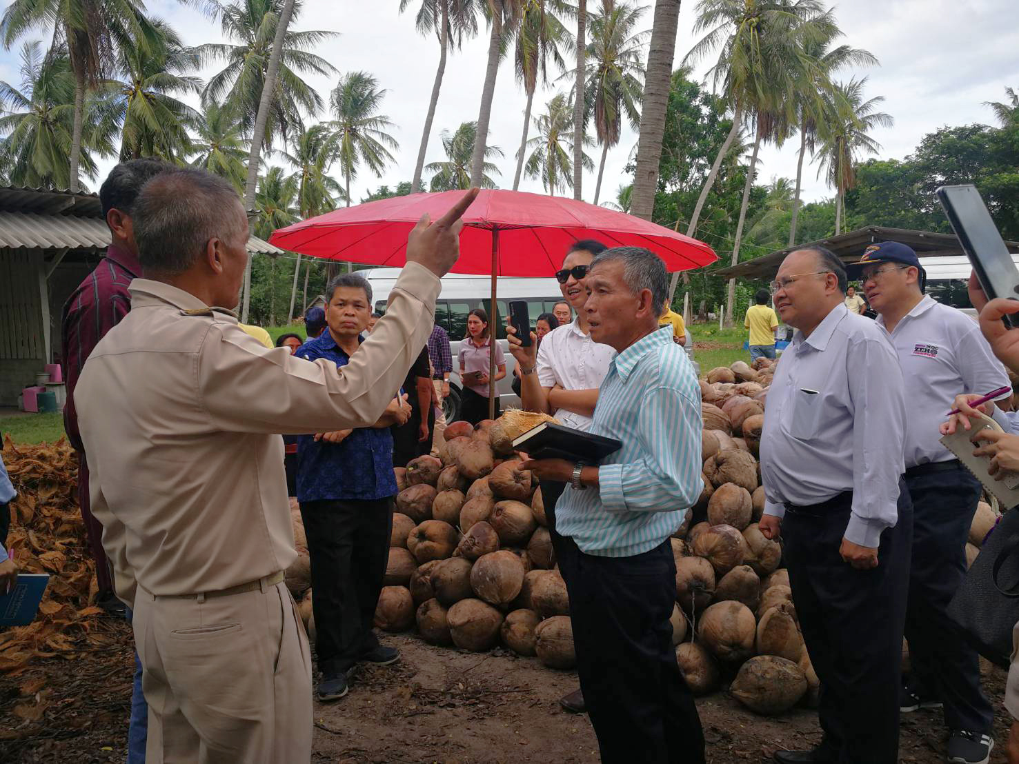รองอธิบดีกรมการค้าภายใน ศึกษาดูงานเรื่อง “การแก้ไขปัญหามะพร้าวทั้งระบบ” 