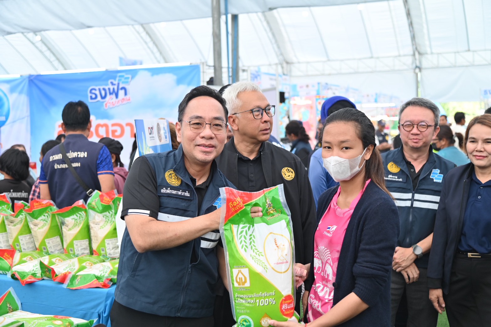 ข่าวเลขที่ 55/2569  “พาณิชย์” จัดงาน “ธงฟ้า ช่วยชายแดน” ณ จ.นครราชสีมา ลดค่าครองชีพประชาชน พร้อมจัดจำหน่าย Gift Set สินค้าเด่นของ 7 จังหวัด ชายแดน ช่วยผู้ประกอบการ (20 ธันวาคม 2568)