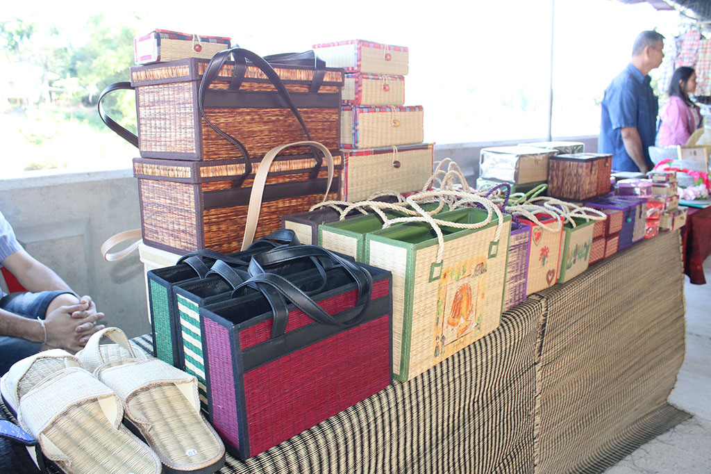 46969_แผงค้า สินค้าหัตถกรรม.JPG