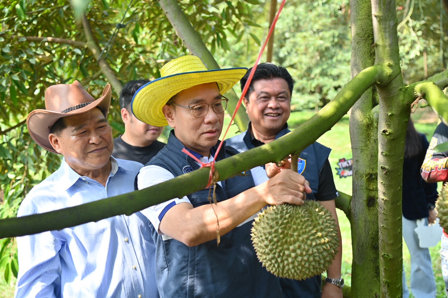 DIT ลุย...จันทบุรี นำคณะ Tiktok Thailand  เยี่ยมชมการผลิตทุเรียนคุณภาพ  MOU เชื่อมโยงสับปะรดตราดสีทอง  ประชุมหารือแนวทางการควบคุมคุณภาพผลไม้ภาคตะวันออก