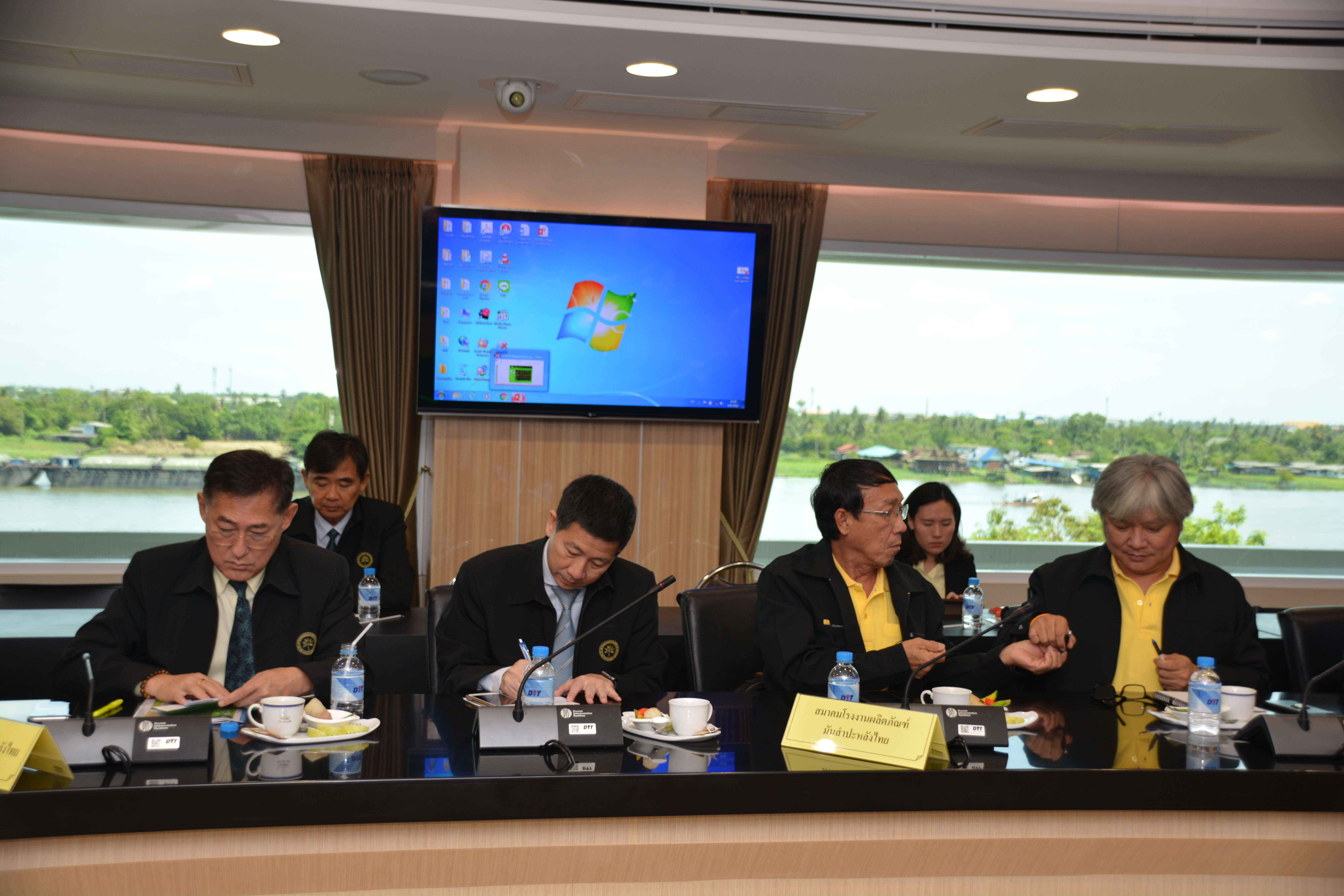 อธิบดีกรมการค้าภายใน ประชุมหารือสถานการณ์ และแก้ไขปัญหาราคามันสำปะหลังตกต่ำ
