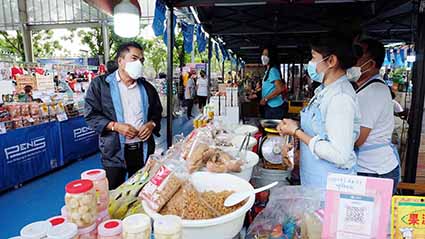 ตรวจติดตามการจำหน่ายสินค้าธงฟ้าราคาประหยัด