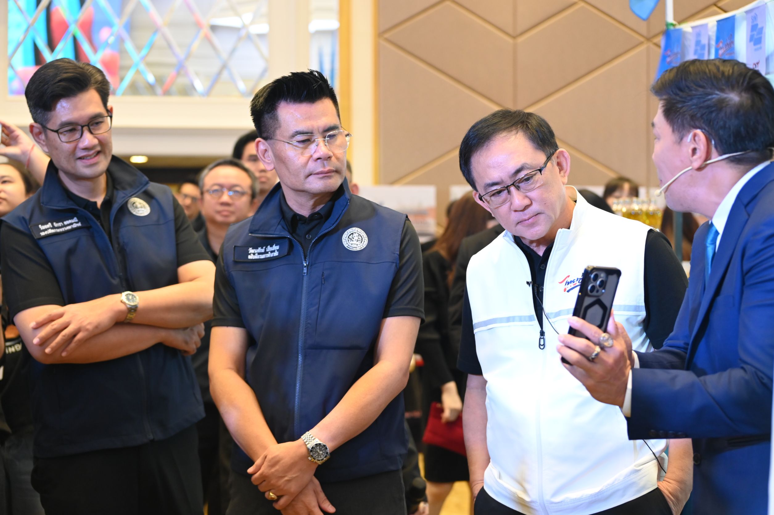 ข่าวเลขที่ 12/2570 “พาณิชย์” เปิดโครงการ “ไทยช่วยไทย ธงฟ้าลดค่าครองชีพ” กว่า 3,000 จุดทั่วประเทศ  พร้อมผนึกเอกชน 27 ราย  จัด “ไทยช่วยไทย ลดค่าครองชีพ สู้วิกฤตน้ำท่วม” ลดราคาสินค้าฟื้นฟูหลังน้ำท่วมสูงสุด 78% (16 ตุลาคม 2569)