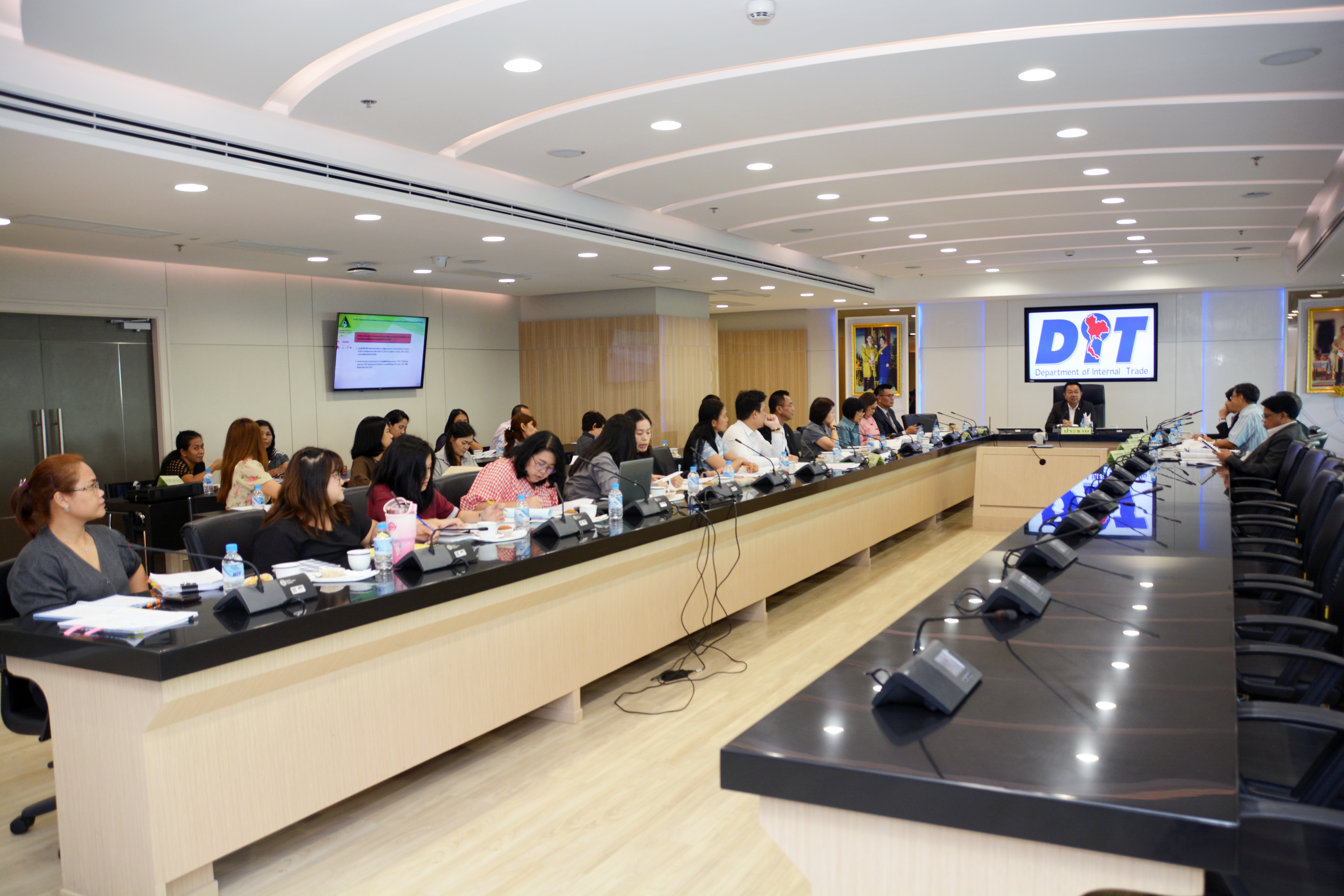 รองอธิบดีร่วมประชุมคณะกรรมการบริหารกองทุนรวมเพื่อช่วยเหลือเกษตรกร