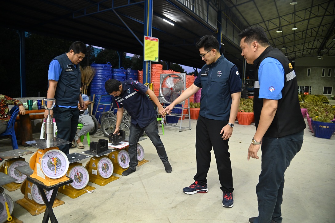 “พาณิชย์” ตรวจเครื่องชั่งล้งรับซื้อทุเรียนตะวันออก จันทบุรี-ระยอง-ตราด เน้นย้ำการติดป้ายแสดงราคาชัดเจน รักษาความเป็นธรรมแก่เกษตรกร