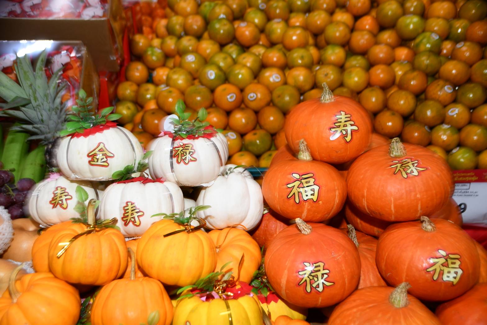 ตรวจเยี่ยมการจำหน่ายสินค้าราคาพิเศษในช่วงเทศกาลตรุษจีน