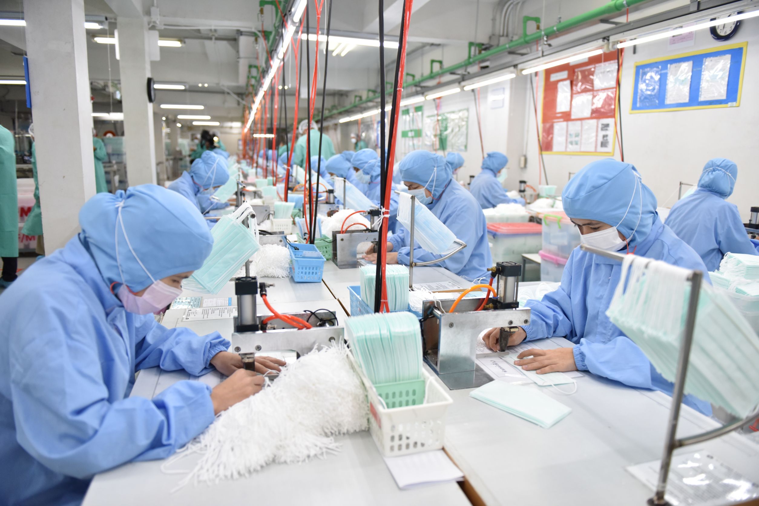 รัฐมนตรีว่าการกระทรวงพาณิชย์ตรวจเยี่ยมโรงงานผลิตหน้ากากอนามัย และตรวจสอบสถานการณ์การจำหน่ายหน้ากากอนามัย