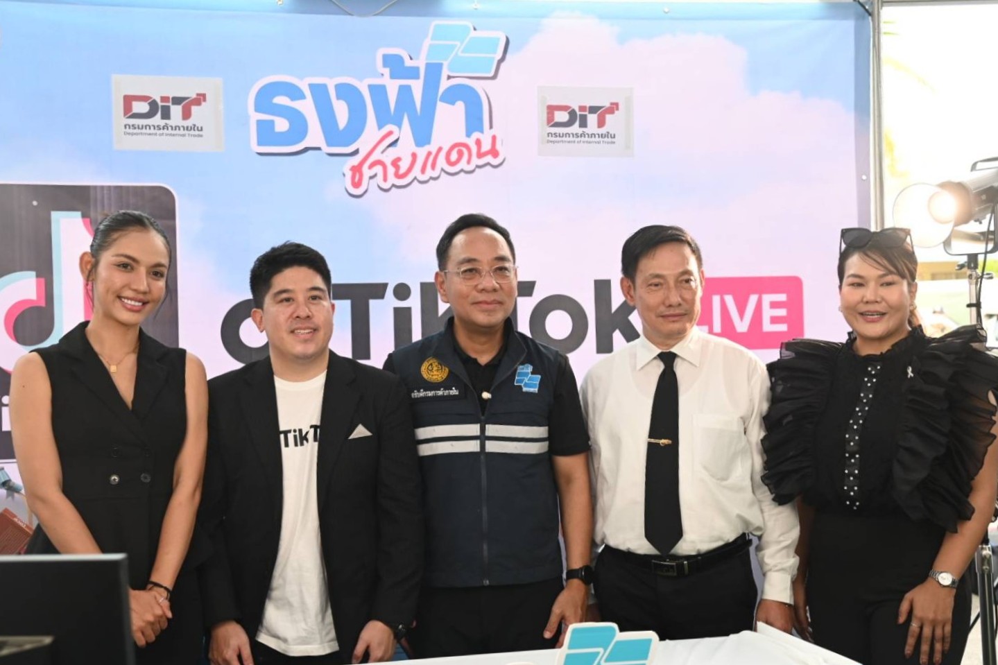 ข่าวเลขที่ 50/2569 “ศุภจี” นำทัพผู้ประกอบการชายแดนไทย–กัมพูชา ร่วมขายในมหกรรมธงฟ้าชลบุรี, จับมือ TikTok Live ดันยอดขาย–สร้างรายได้ฟื้นเศรษฐกิจชายแดน (14 ธันวาคม 2568)