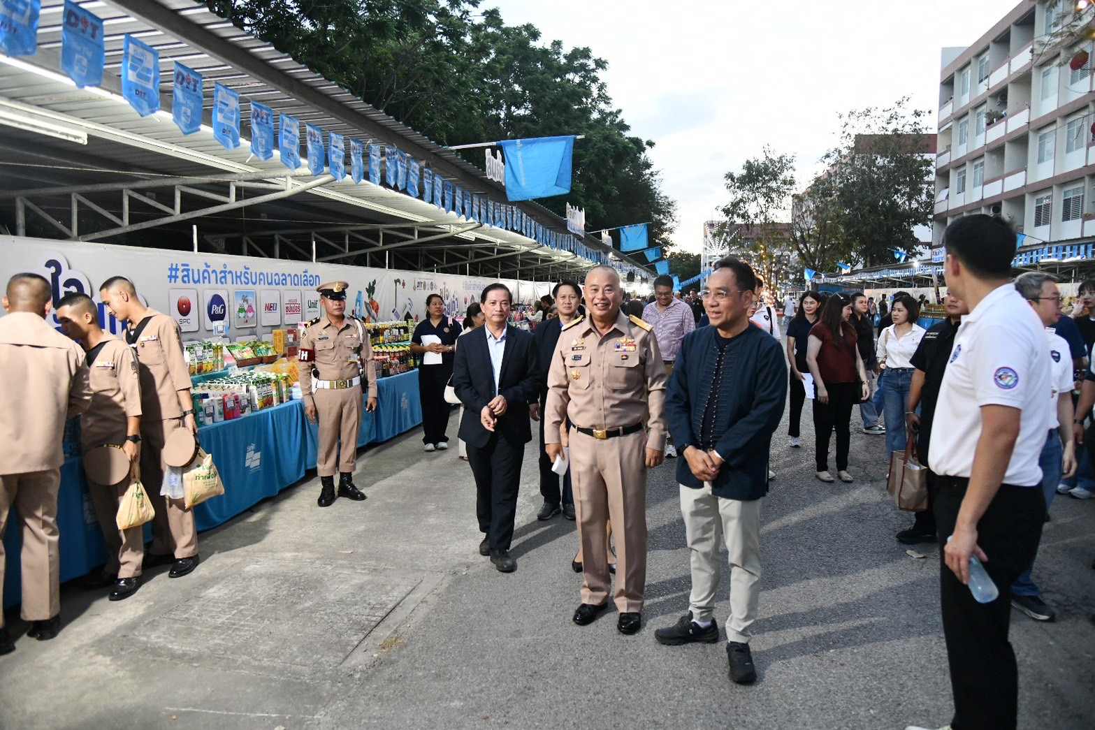 “พาณิชย์" ร่วมทัพเรือภาค 3 ต่อยอดเงินหมื่น  จัด “ธงฟ้า ชูใจ วัยเก๋า 60+” จ.ภูเก็ต  ลดค่าครองชีพประชาชน