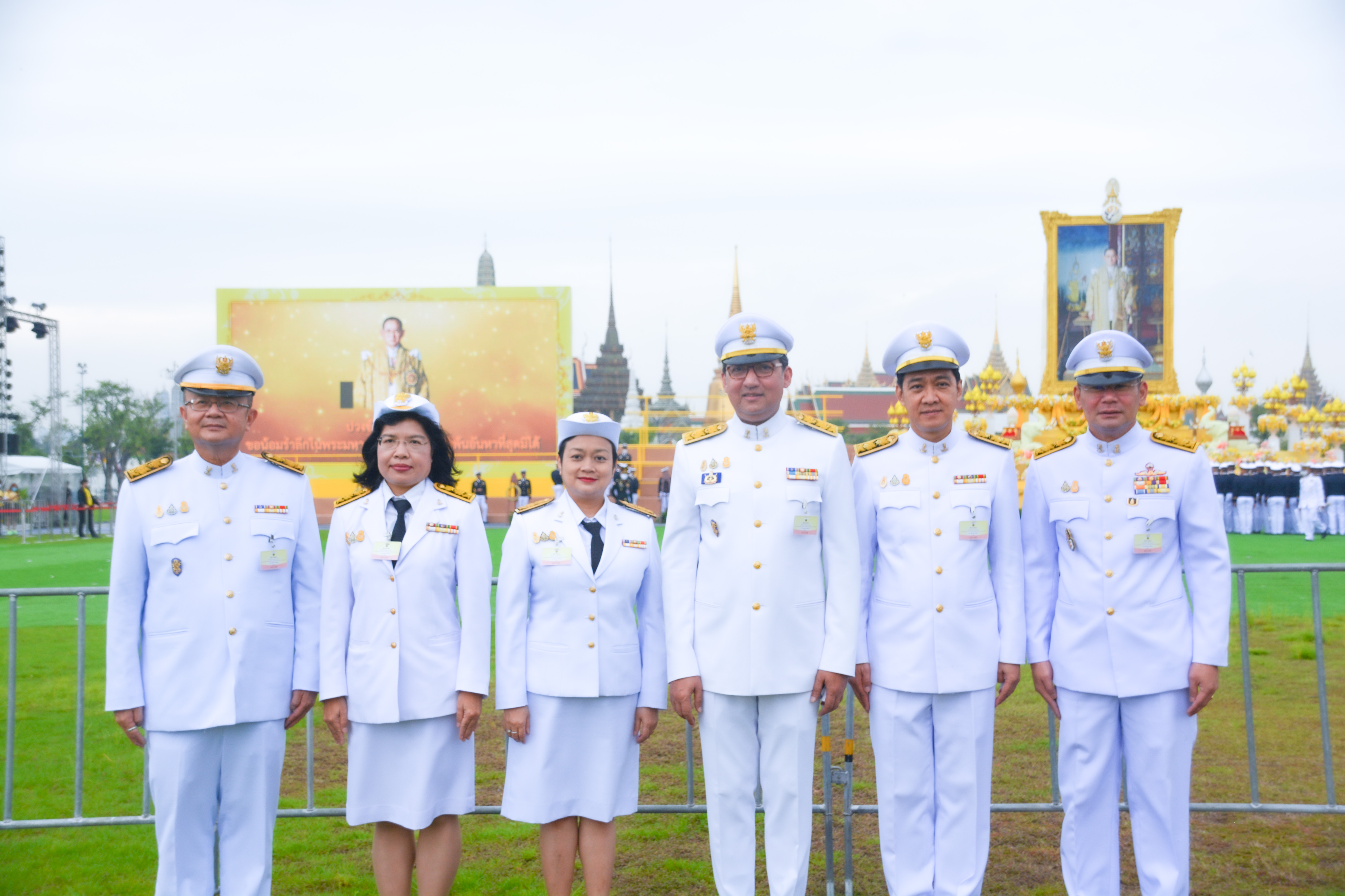กรมการค้าภายในร่วมวางพวงมาลาและถวายบังคมเนื่องในวันคล้ายวันสวรรคต ร.9