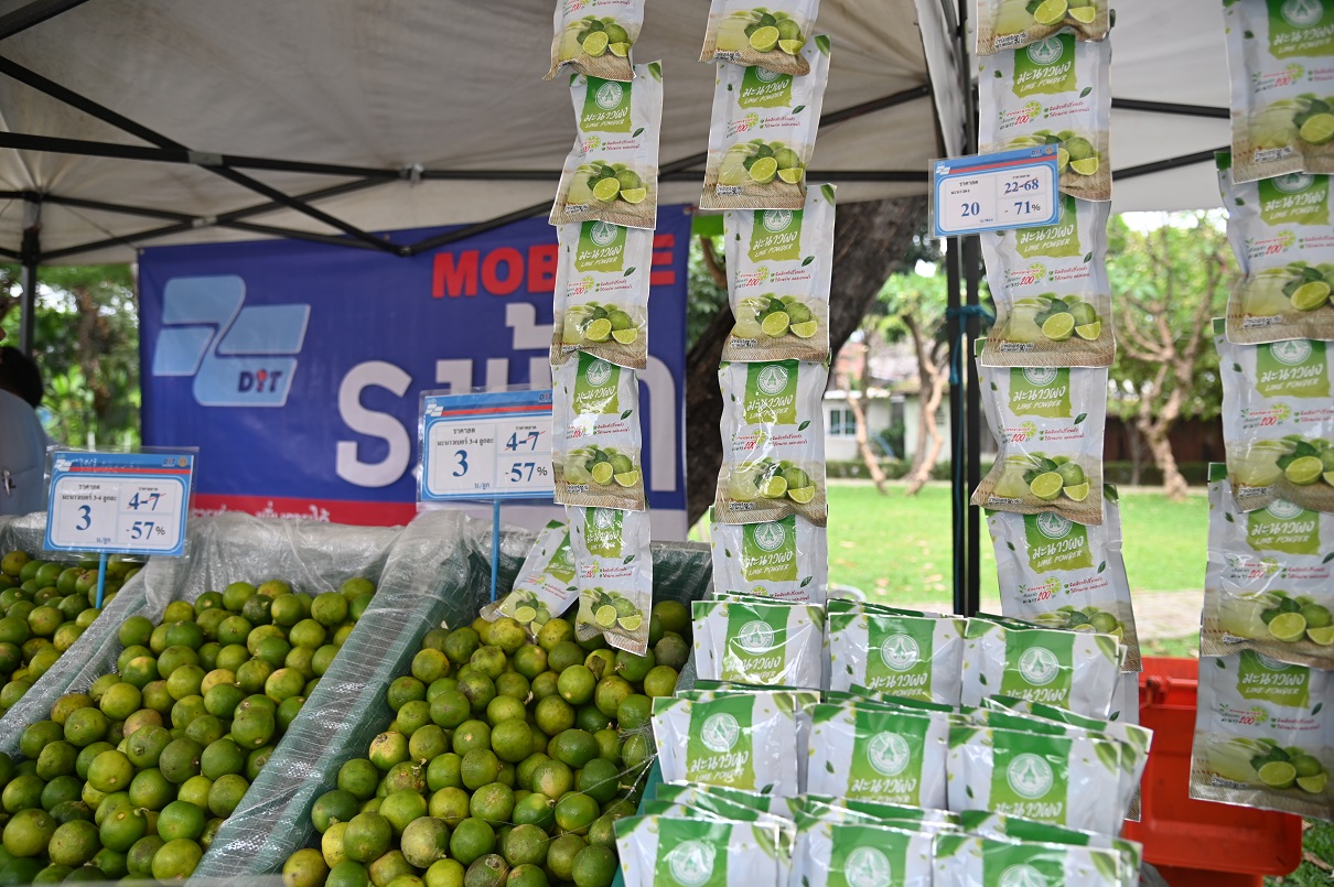 นำมะนาวสด-มะนาวผง ขายผ่านโมบายธงฟ้า ลดค่าครองชีพประชาชน