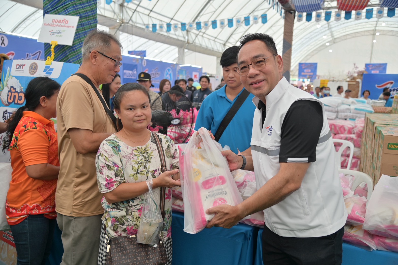 ข่าวเลขที่ 189/2569 คึกคัก “กรมการค้าภายใน” ยกทัพสินค้าลดกว่า 60% จัดงานไทยช่วยไทยลดค่าครองชีพ จังหวัดอุดรธานี 3 วัน คาดยอดสะพัดกว่า 10 ล้านบาท ช่วยประหยัดค่าใช้จ่ายประชาชนกว่า 3.5 ล้านบาท (1 สิงหาคม 2569)