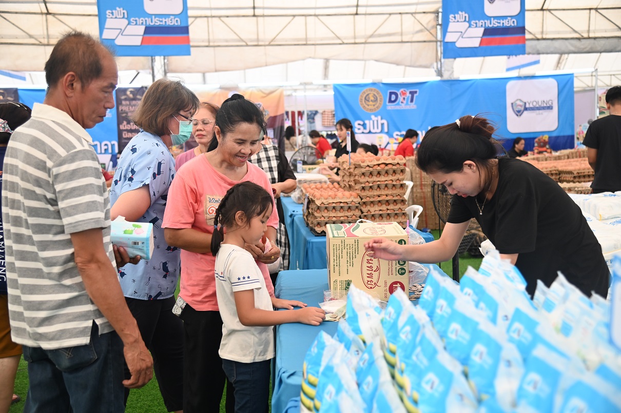 พาณิชย์ ลุยจัดธงฟ้า ‘อุบลราชธานี’ เปิดขายสินค้าราคาประหยัด