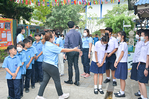 มอบของขวัญวันเด็กกับโรงเรียนในพื้นที่