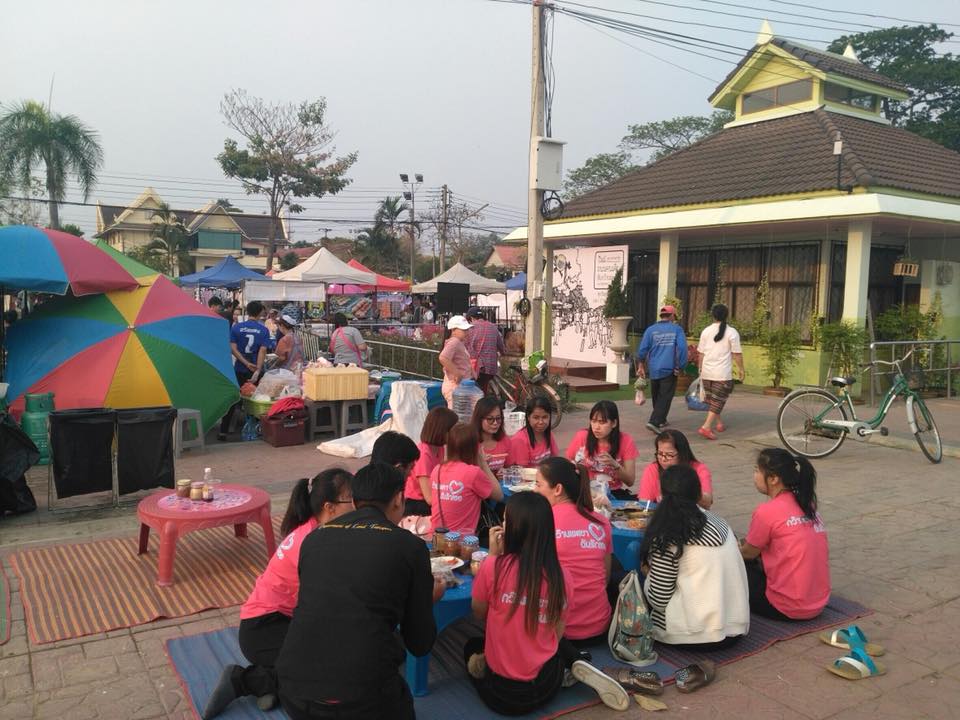 57371_นั่งกินข้าว.jpg