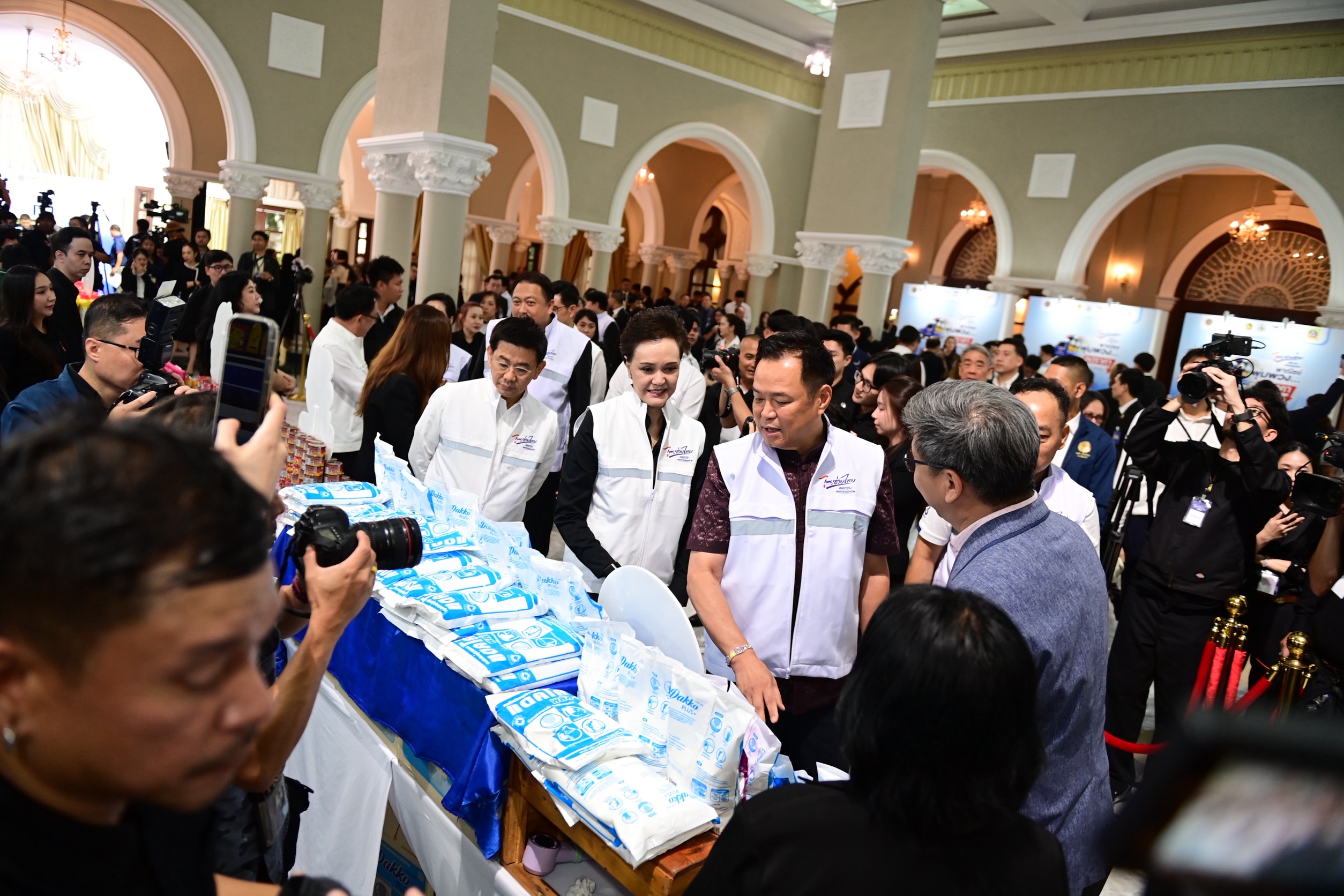 ข่าวเลขที่ 139/2569 “ไทยช่วยไทย ลดภาระค่าครองชีพ : พาณิชย์รถพุ่มพวง ลดราคาช่วยประชาชน” รัฐบาลผนึก 4 ภาคส่วน ส่งสินค้าจำเป็นราคาพิเศษถึงชุมชน ลดค่าครองชีพไม่น้อยกว่า 280 ล้านบาท  (12 พฤษภาคม 2569)