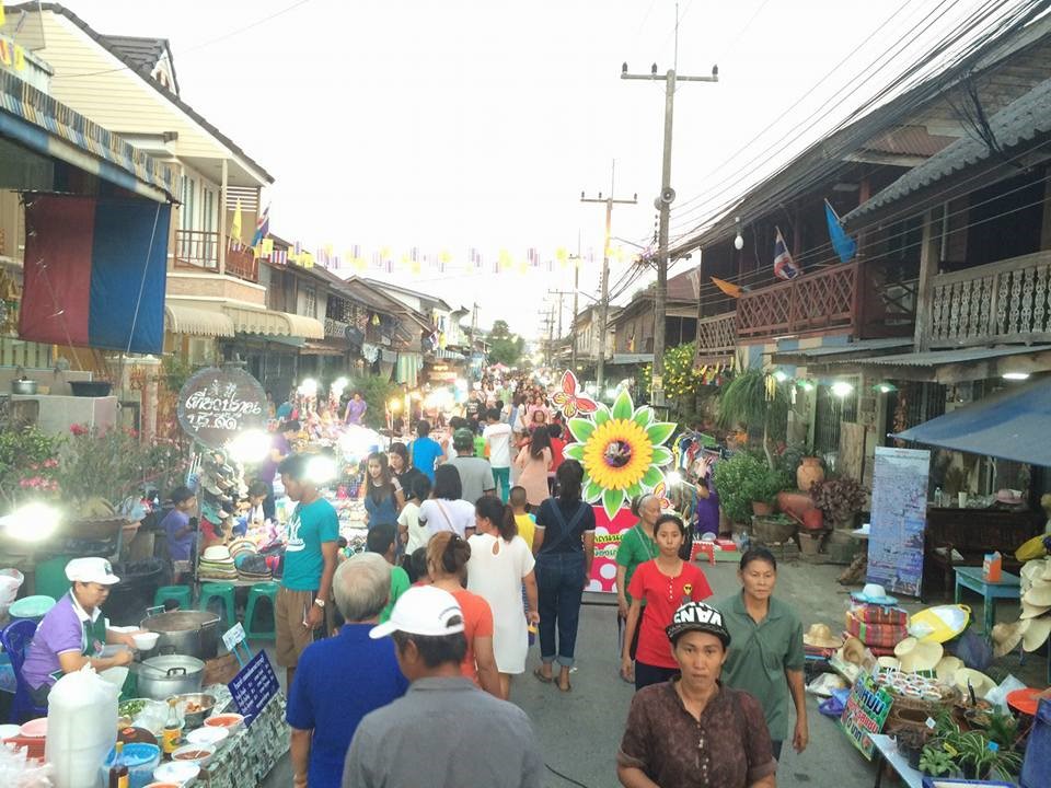 11032_ผู้คนมาซื้อ.jpg