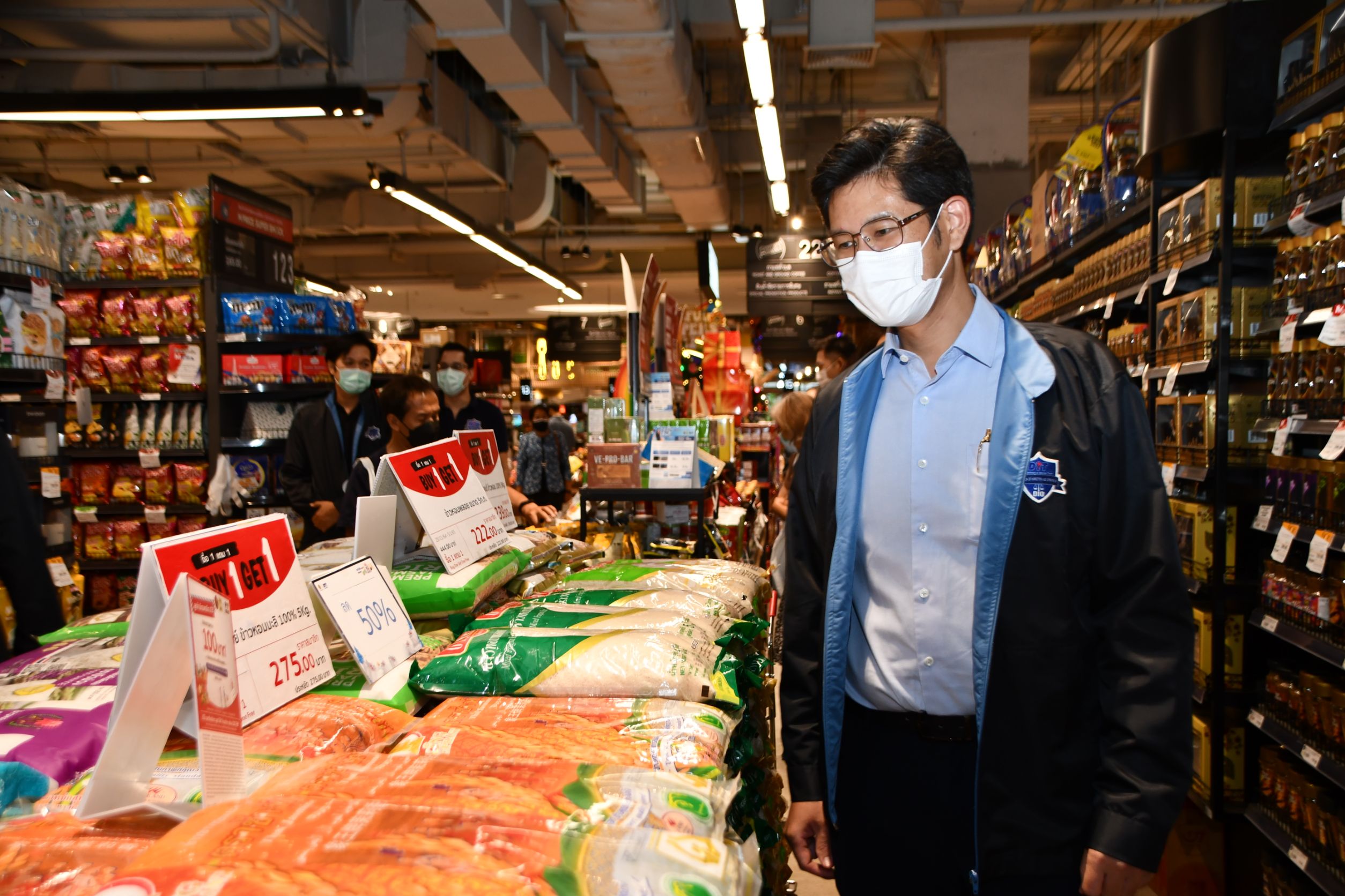  รองอธิบดีกรมการค้าภายใน ติดตามโครงการพาณิชย์ลดราคา! New Year Grand Sale 2022