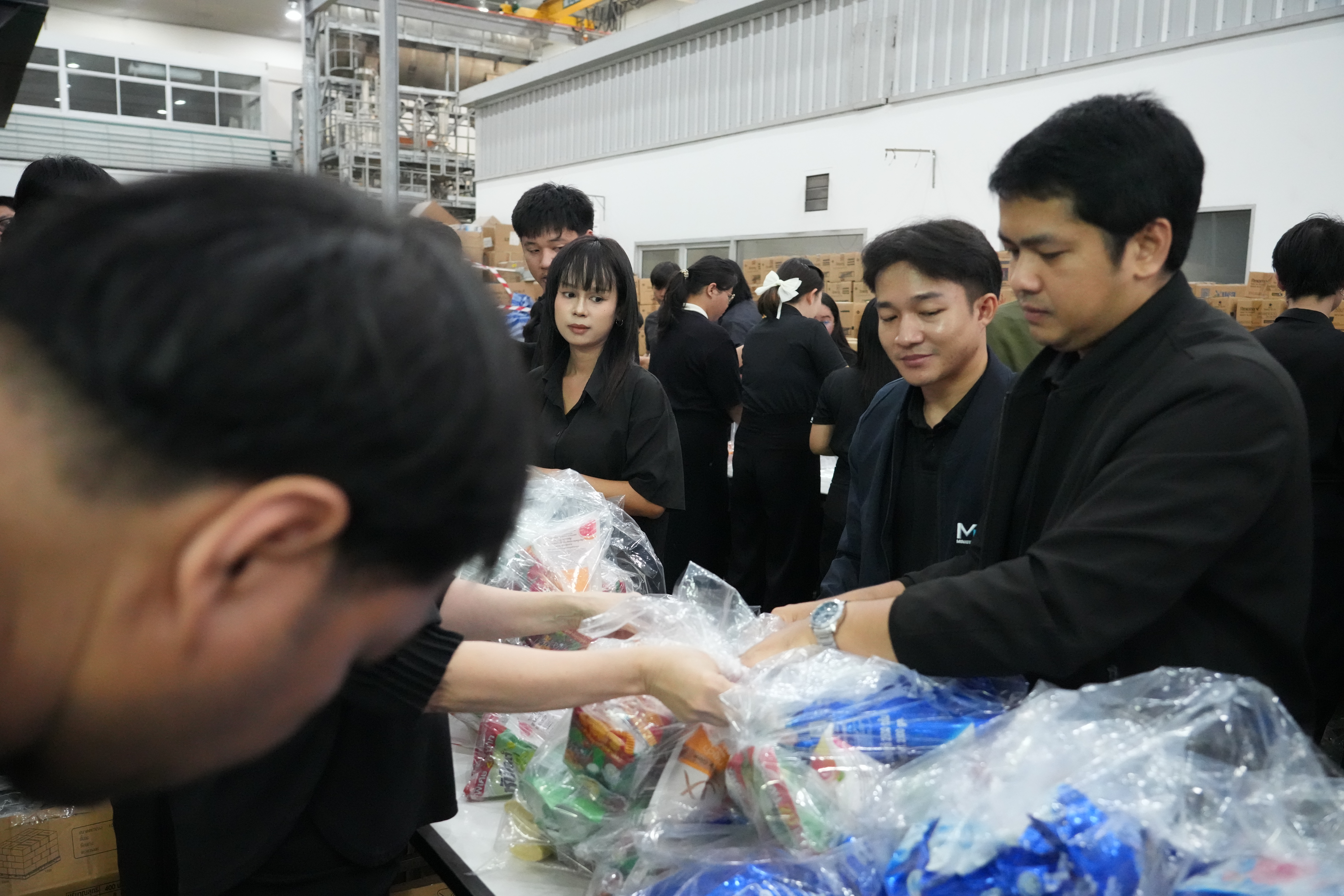 กรมการค้าภายใน ร่วมบรรจุถุงยังชีพเพื่อช่วยเหลือผู้ประสบภัยน้ำท่วมจังหวัดน่าน