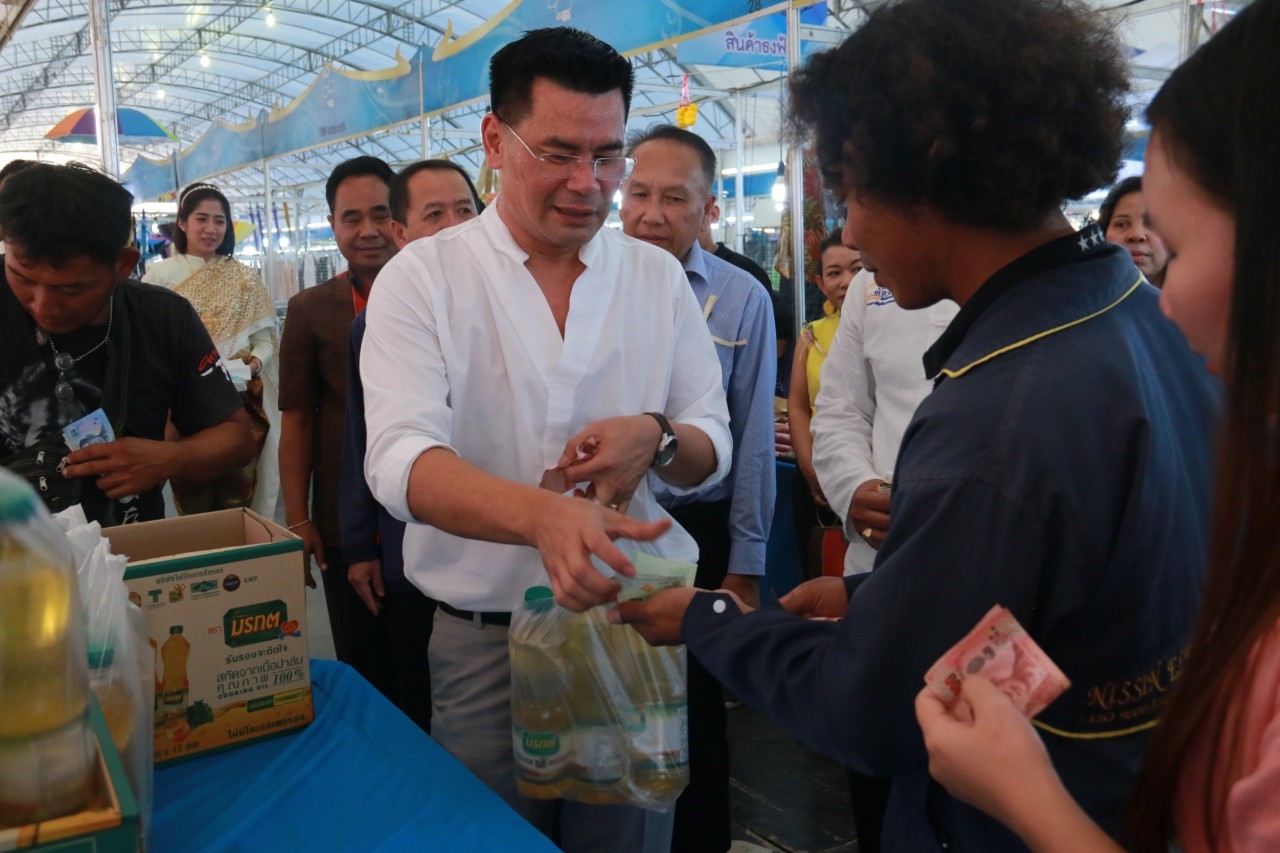 เปิดงานมหกรรมธงฟ้าลดค่าครองชีพผู้ประสบภัยจังหวัดบุรีรัมย์