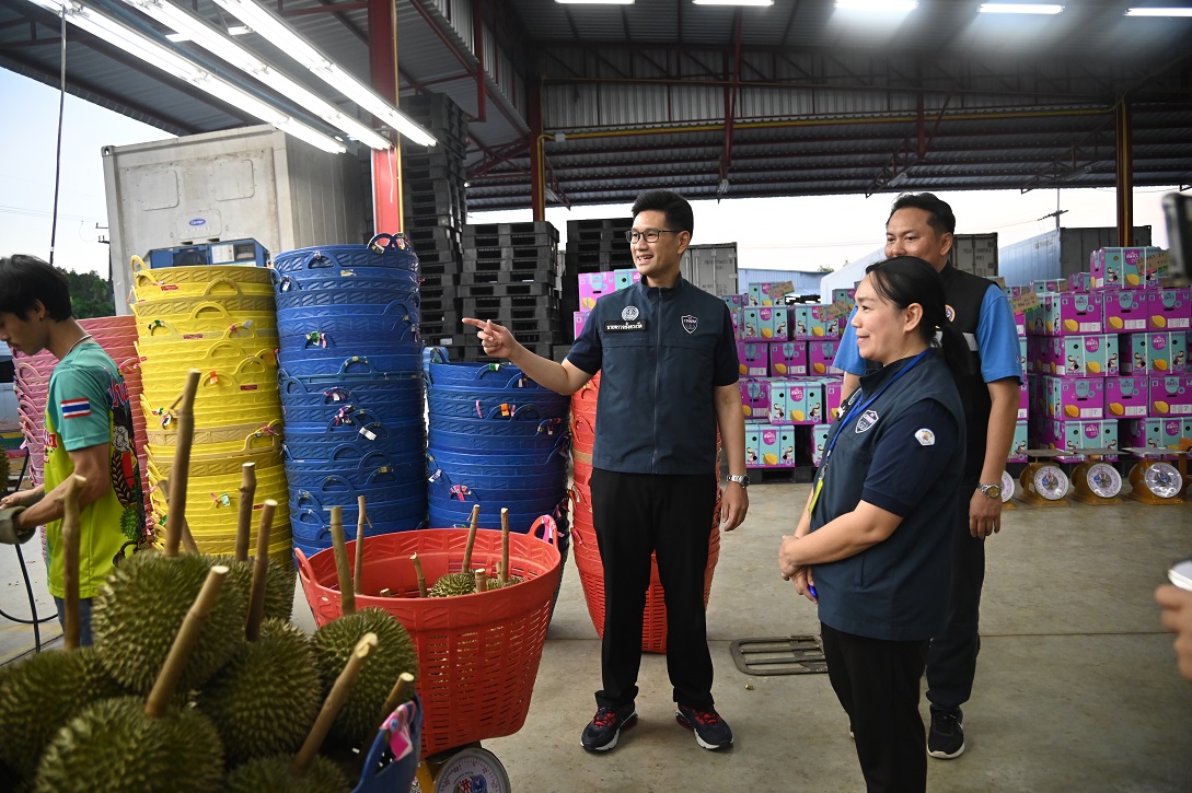 “พาณิชย์” ตรวจเครื่องชั่งล้งรับซื้อทุเรียนตะวันออก จันทบุรี-ระยอง-ตราด เน้นย้ำการติดป้ายแสดงราคาชัดเจน รักษาความเป็นธรรมแก่เกษตรกร
