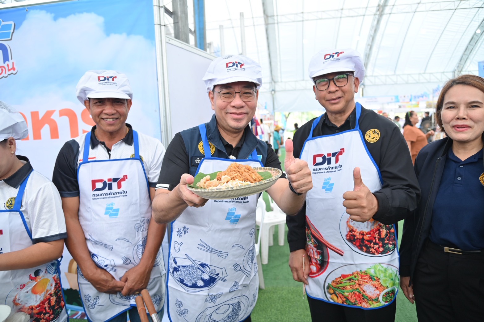 DIT จัดงาน“ธงฟ้า ช่วยชายแดน” จ.นครราชสีมา ลดค่าครองชีพ  จำหน่ายสินค้าเด่น 7 จังหวัดชายแดนช่วยผู้ประกอบการ