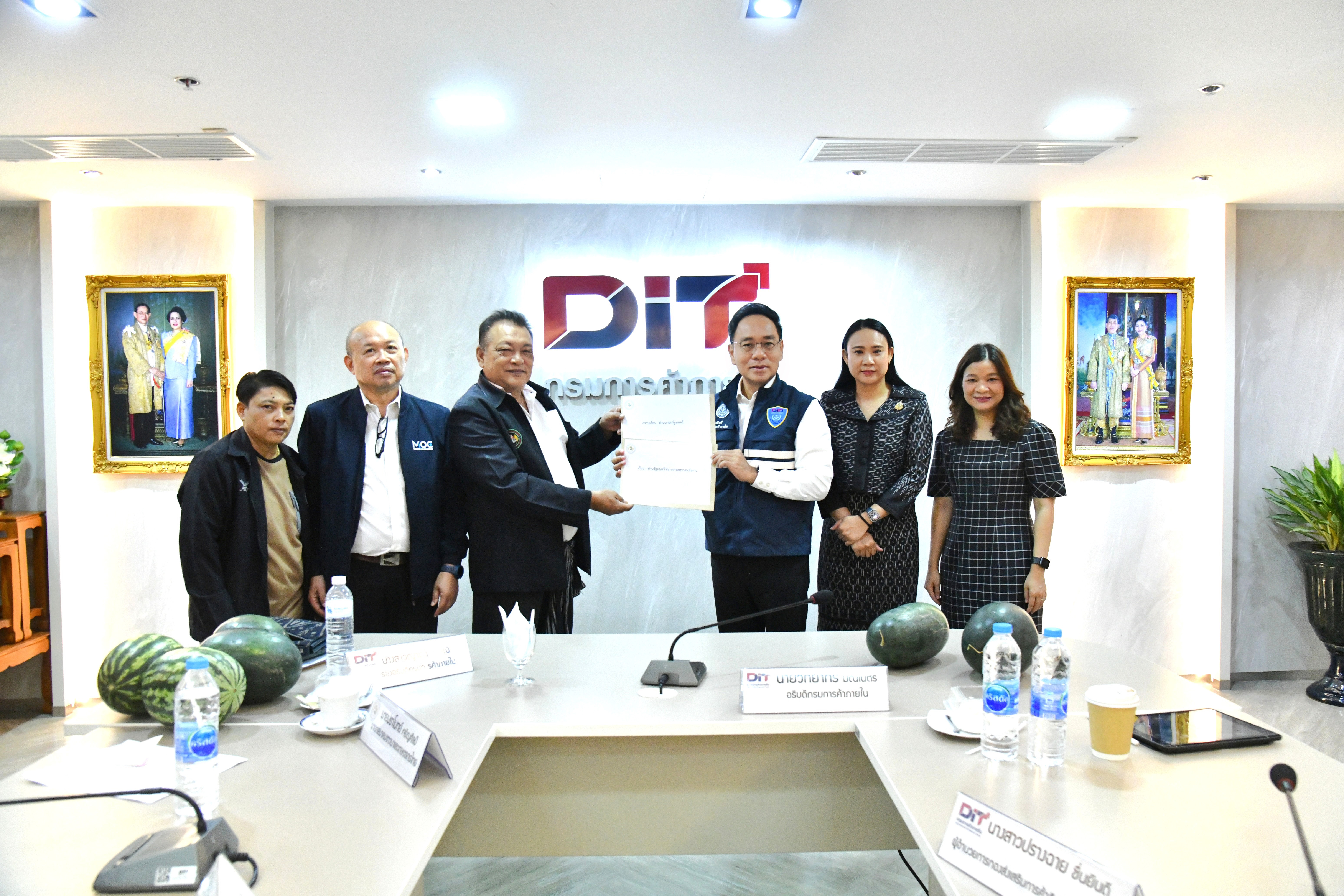 ข่าวเลขที่ 97/2569 พาณิชย์ เร่งช่วยชาวนารับมือผลกระทบวิกฤตตะวันออกกลาง เดินหน้าโครงการดูดซับข้าวนาปรัง 1 ล้านตัน- ตลาดนัดข้าวเปลือกราคานำตลาด ลดต้นทุนปุ๋ย–ประสานพน.จัดสรรน้ำมันดีเซลช่วยชาวนา (25 มีนาคม 2569)